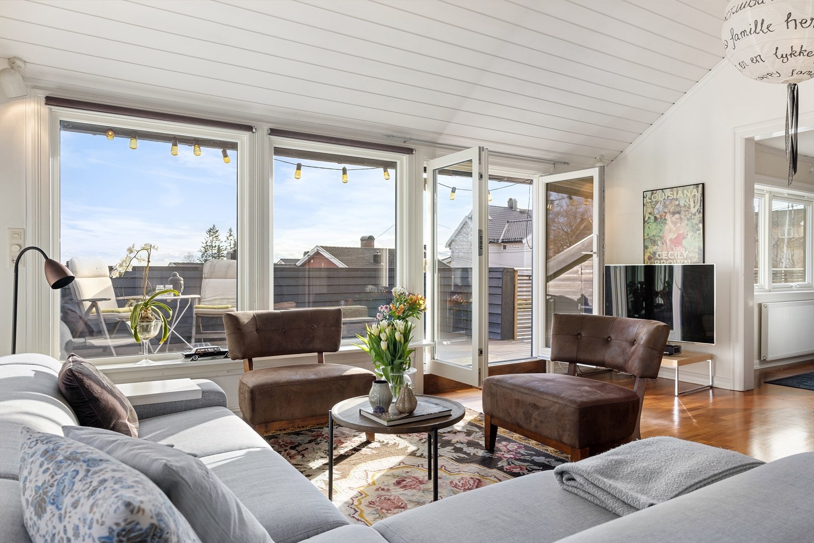 Fra stuen åpner store dobbeltfløyede glassdører seg mot balkongen, og skaper en sømløs overgang mellom inn og ute. Galleribilde