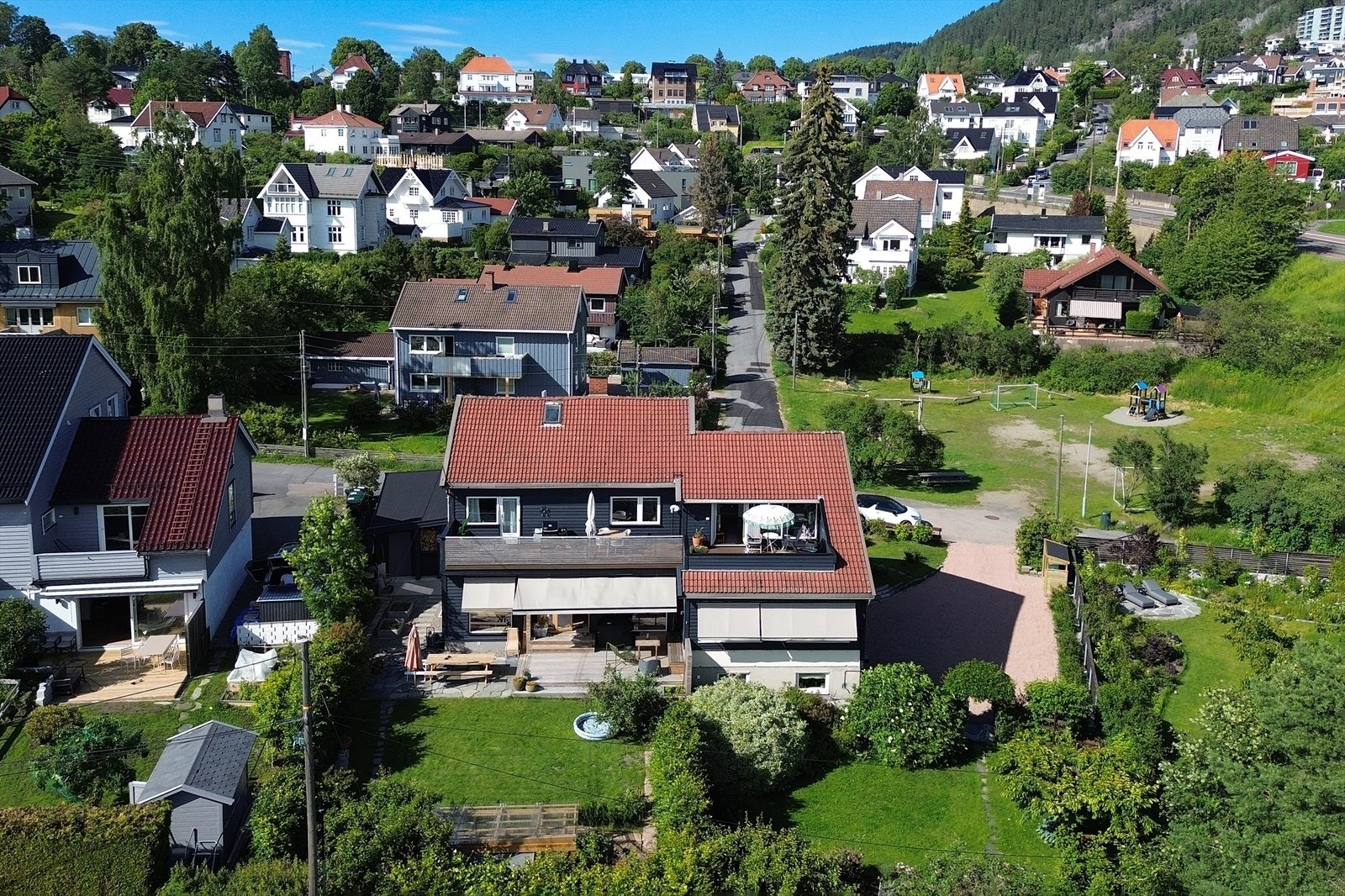 Velkommen til Arnes vei 3A - I 2021 ble boligen oppusset med en ny fasade, som inkluderte utbygging av den store balkongen på 40 m² og ny kledning i panel. Tilknyttet boligen er det en flott hage (nederst høyre) som er pent beplantet og er en grønn oase. Galleribilde