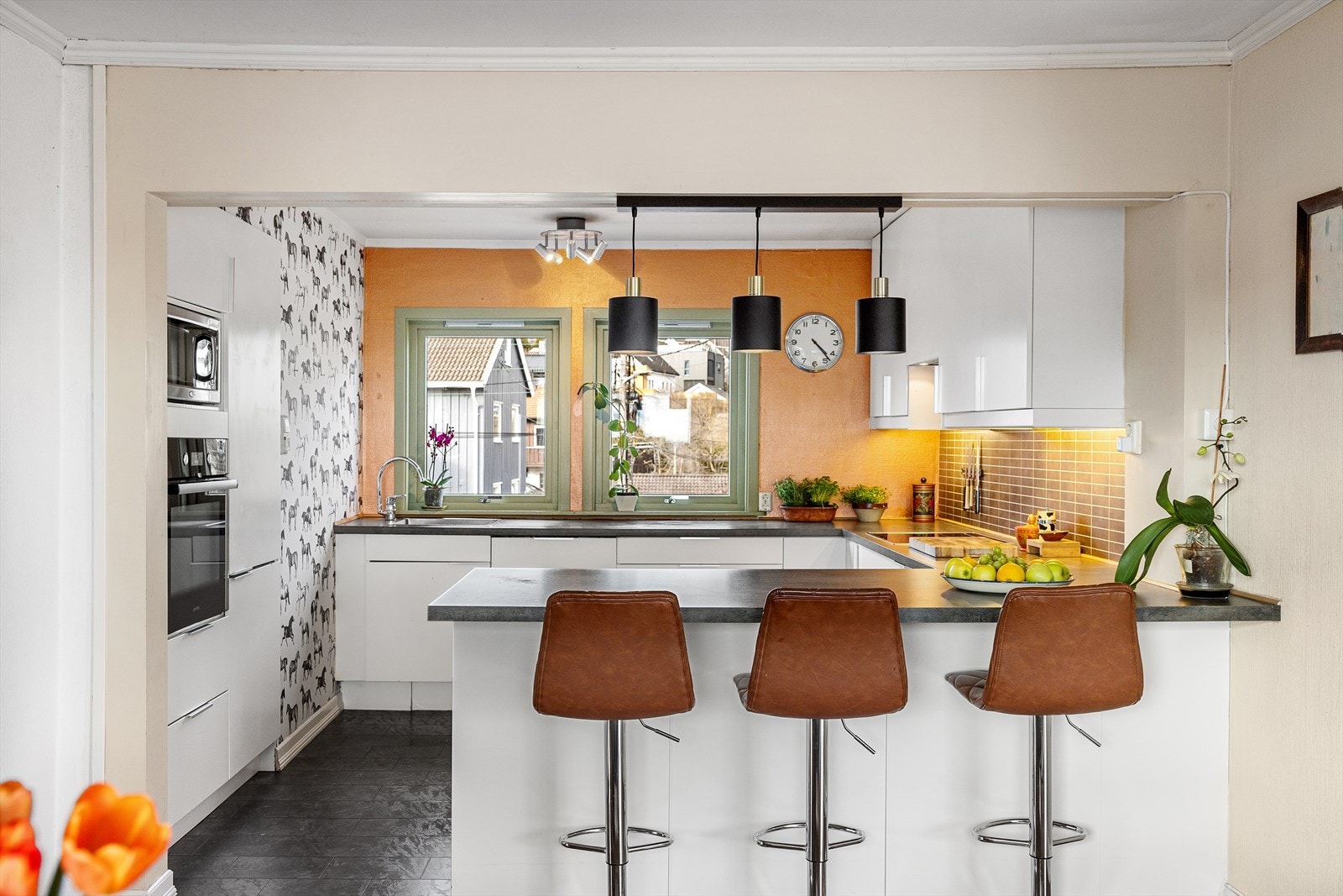 Kjøkkenet er romslig med rikelig oppbevaringsplass, og har en praktisk bar som egner seg perfekt til avslappede helgefrokoster. Galleribilde