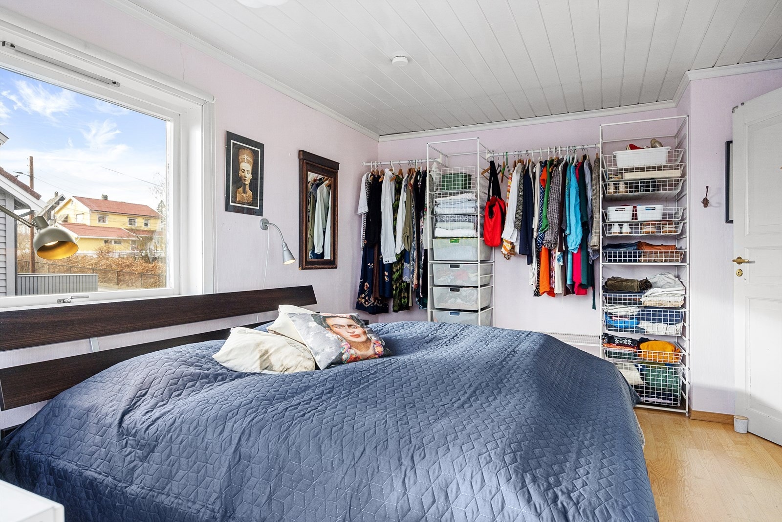 Rommet har god plass til stor garderobeløsning. Galleribilde