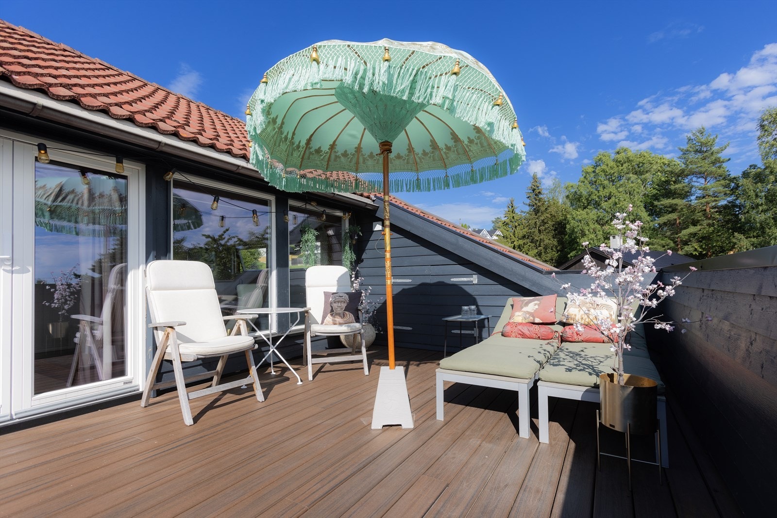 Med sitt store areal har balkongen plass til alt av utemøbler: solsenger, komfortable sittegrupper, spisebord og grill Galleribilde