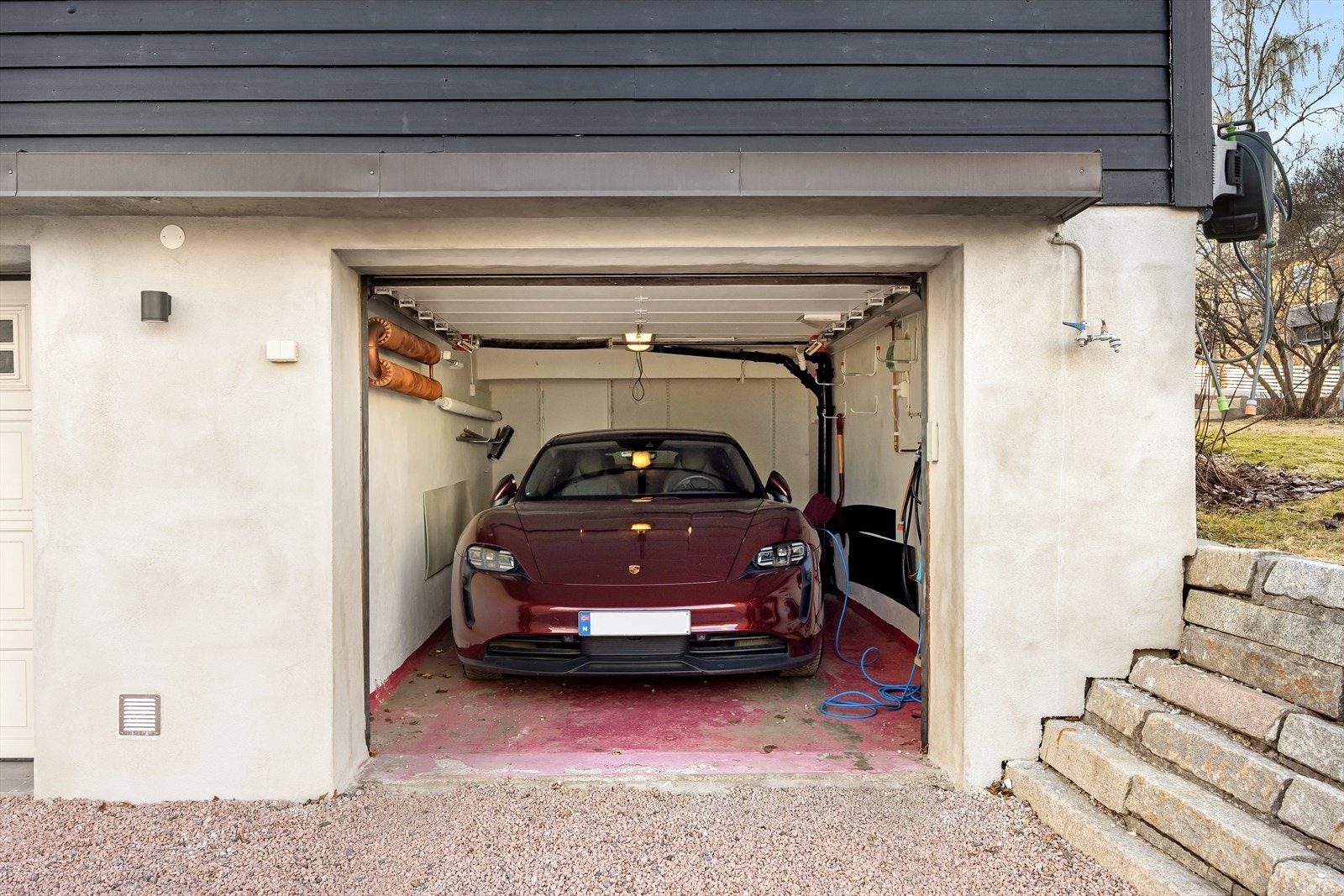 Med boligen følger en garasjeplass. Galleribilde