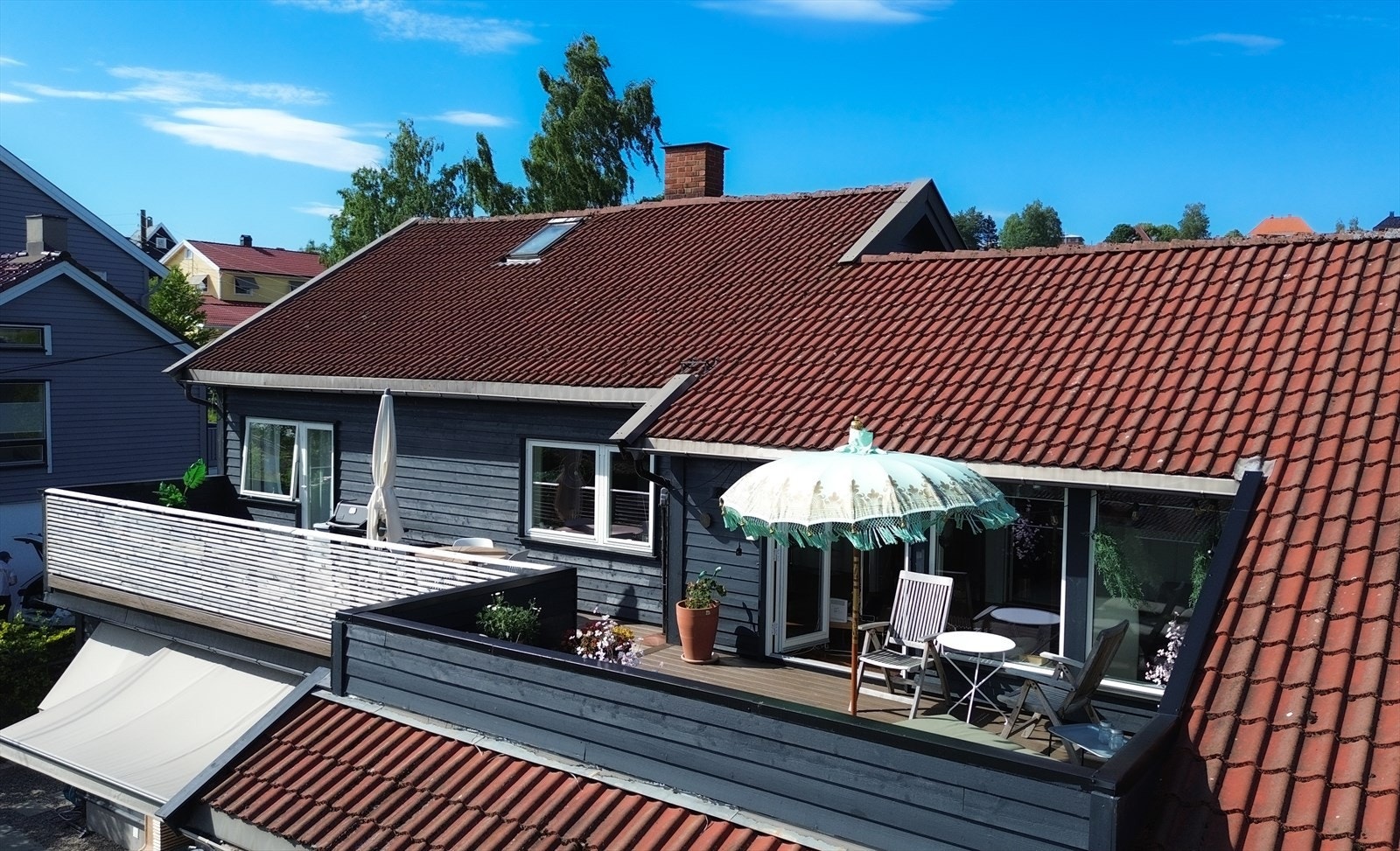 Eiendommen nytter av en fri og solrik beliggenhet med vid, uforstyrret utsikt over Oslo. Galleribilde