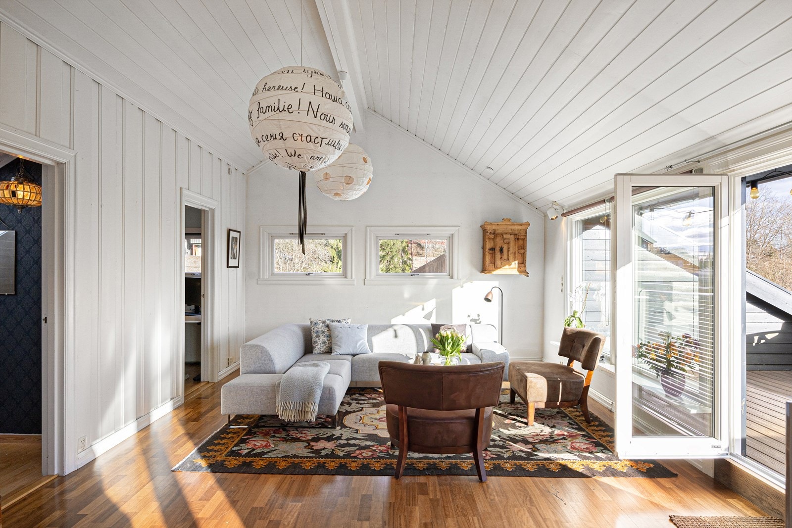 Stuen tilbyr et flott og fleksibelt møbleringsareal som gjør det enkelt å skreddersy innredningen etter egne preferanser. Det romslige arealet har plass til både stor sofa og flere stoler, og gir mulighet for ulike innredningsløsninger. Galleribilde