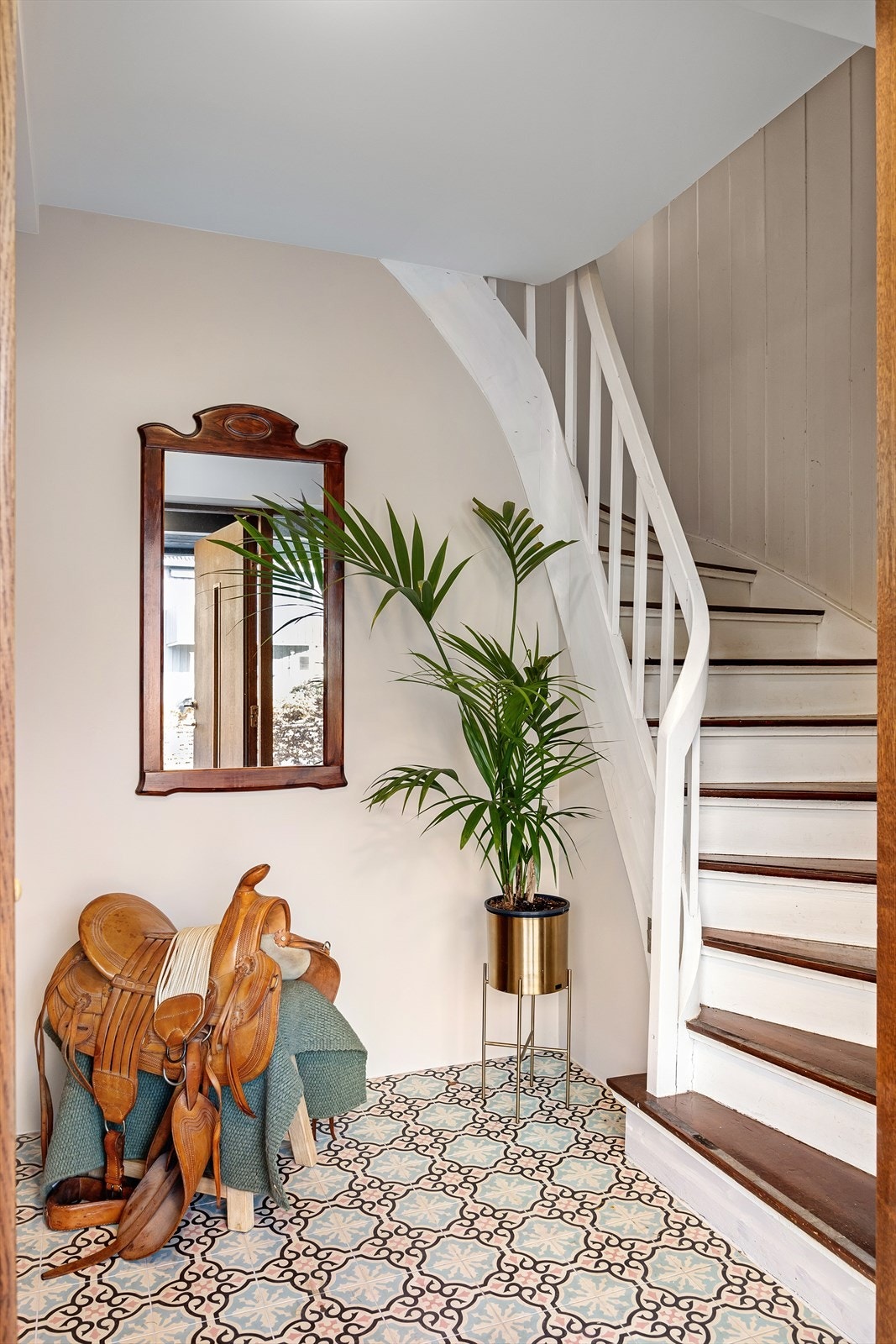 Boligen har en romslig og innbydende inngang med praktisk plass til garderobe, hyller for sko og yttertøy. Galleribilde