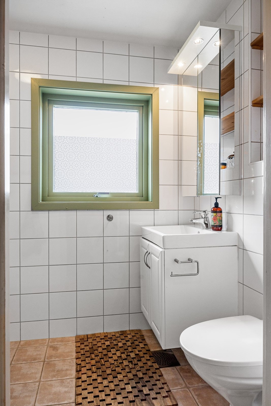 Badet ble rehabilitert i 2007 og er flislagt på vegger og gulv, med malt innvendig tak. Gulvet har elektriske varmekabler. Galleribilde