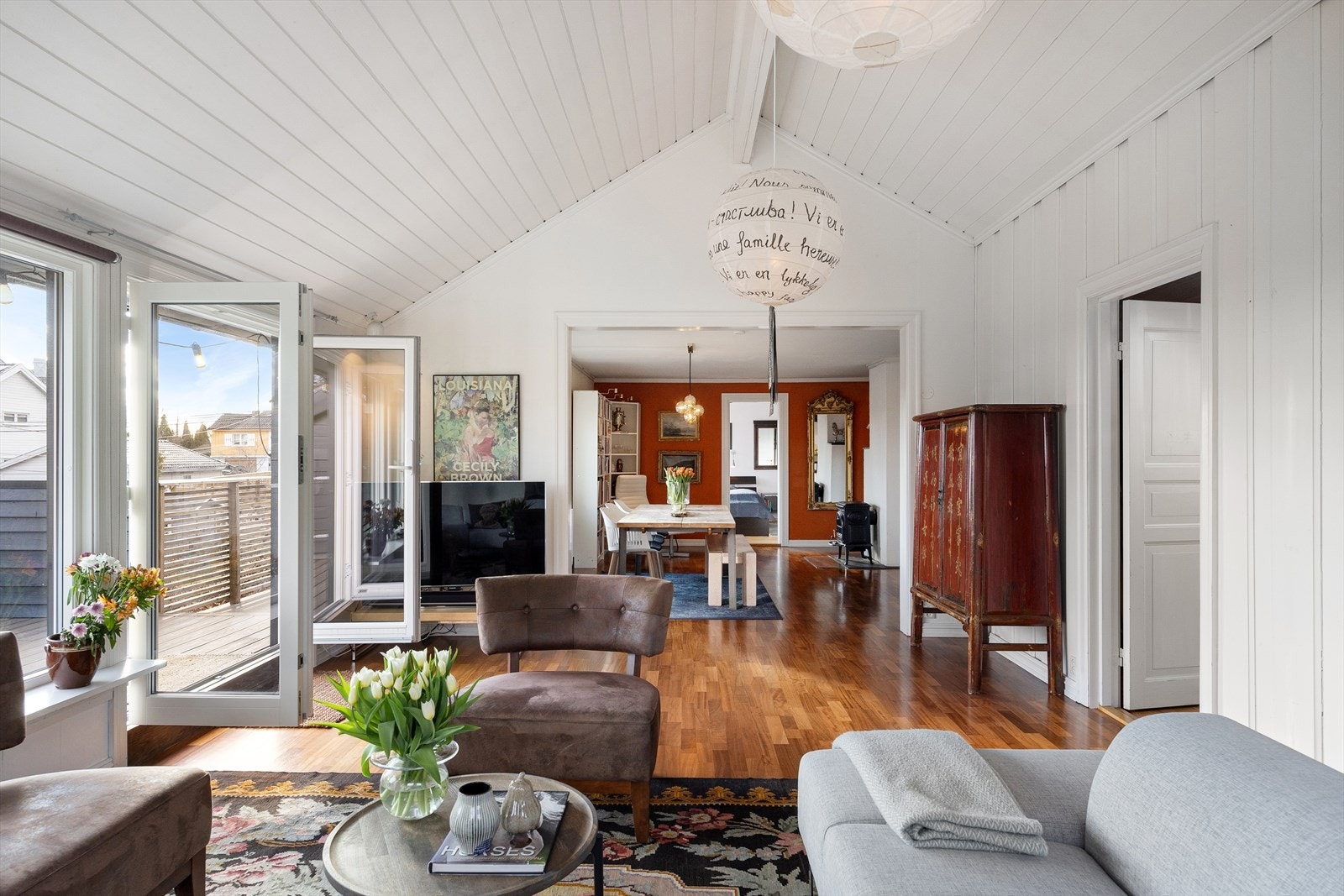 Boligen har en smart åpen planløsning der kjøkken, stue og spisestue flyter sammen til ett felles, sosialt område - dette er familiens naturlige samlingspunkt. Galleribilde