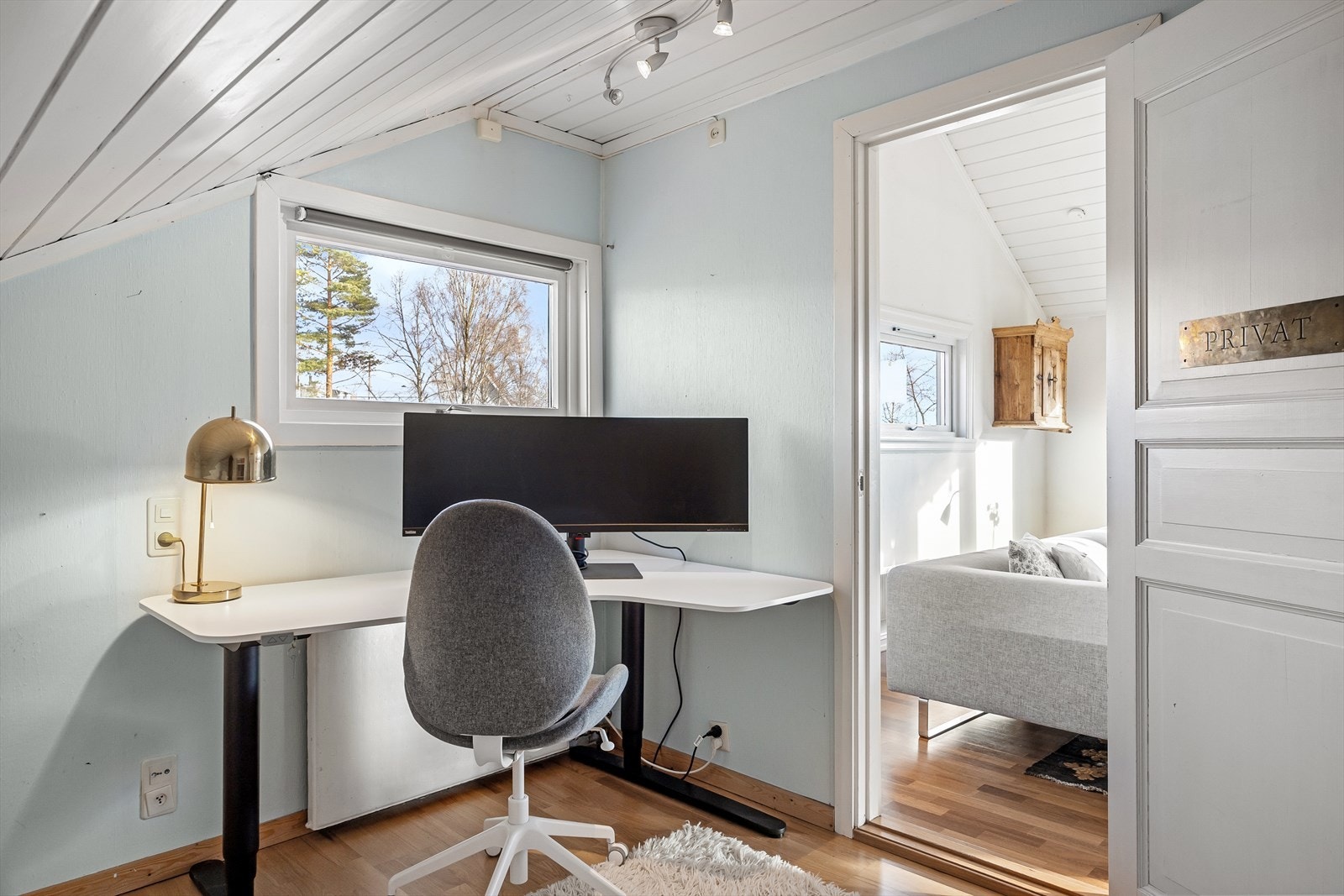 Det ene soverommet er flerbruksvennlig og fungerer perfekt som hjemmekontor, men har også plass til en stor seng og god garderobeplass. Galleribilde