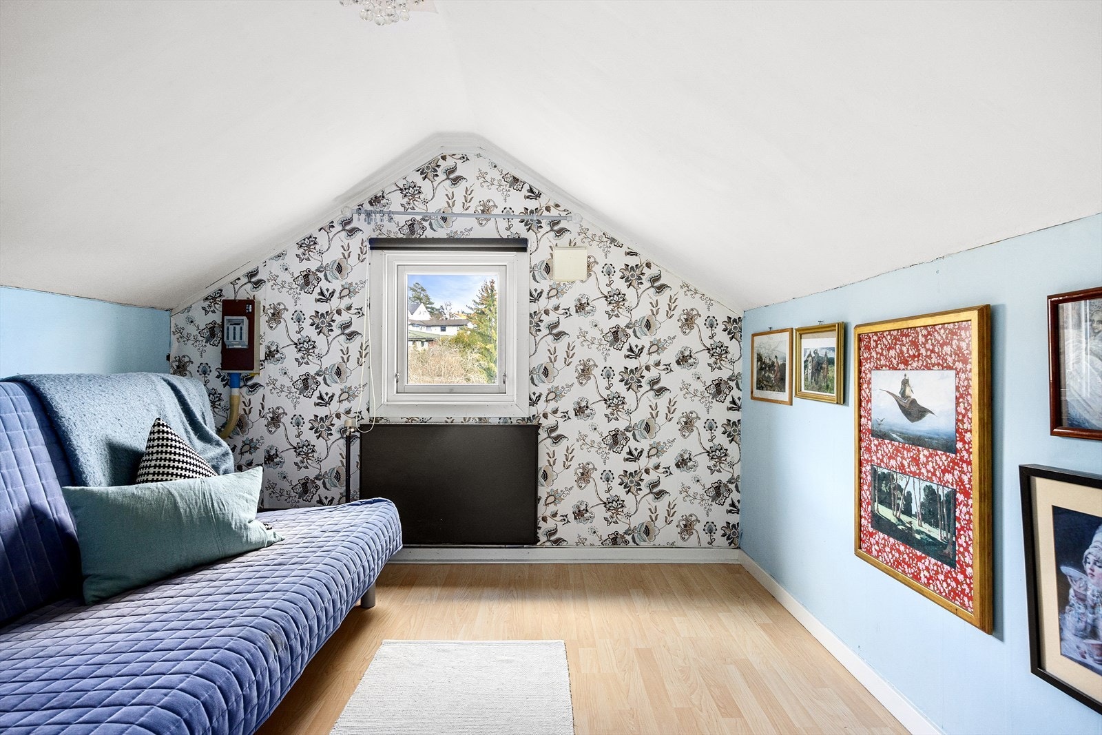 På loftet er det en liten loftstue som har blitt brukt som både hjemmekontor og soverom. Galleribilde