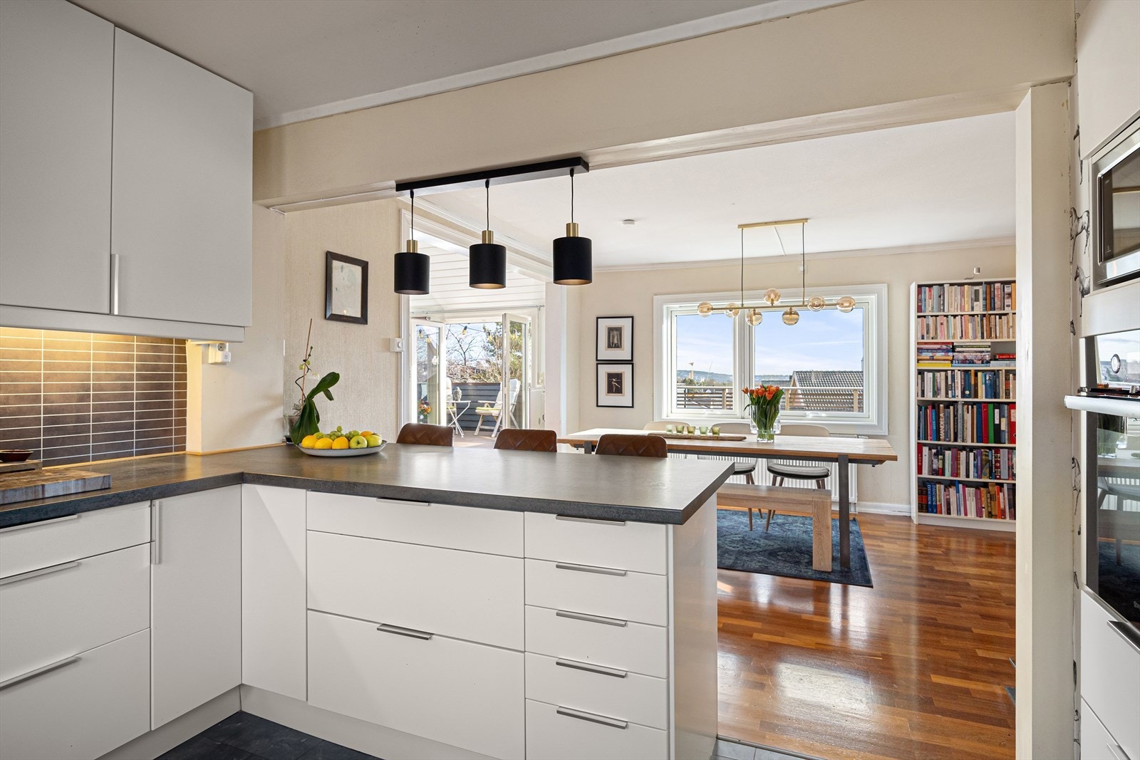 Baren gir også ekstra arbeidsplass - perfekt til å lage hjemmelaget pasta, pizza og bakst. I tillegg er det to ekstra kjøleskuffer integrert i baren. Galleribilde