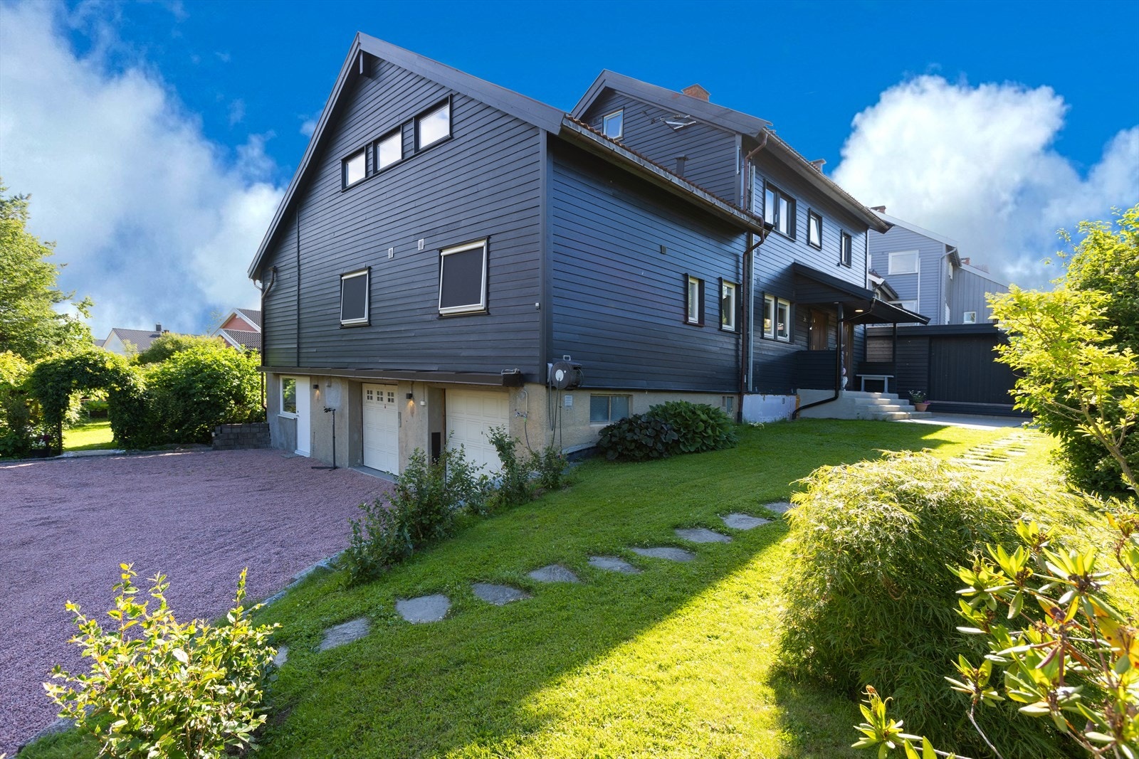 Arnes vei 3A er en horisontaldelt tomannsbolig midt i hjertet av Grefsen, med enkel tilgang til alt byen har å by på. Galleribilde