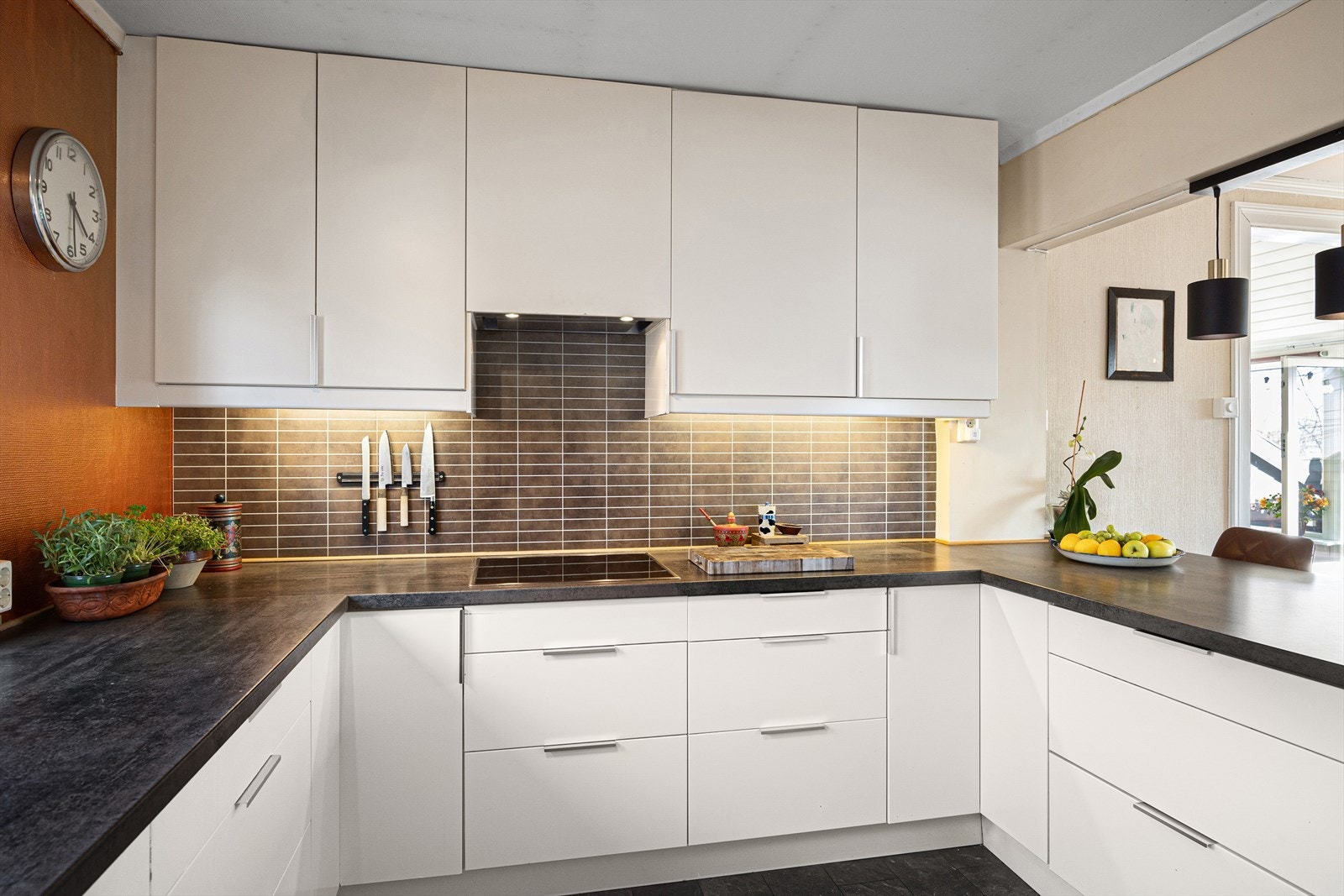 Kjøkkenet har slettede fronter og laminatbenkeplate med integrert oppvaskkum. Det er utstyrt med integrerte hvitevarer: stekeovn, platetopp og oppvaskmaskin fra Electrolux fra 2020. Galleribilde