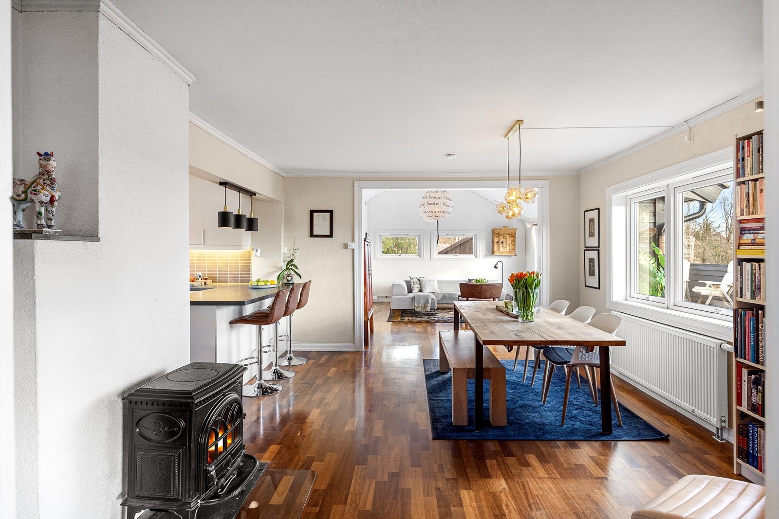 Boligen har et velfungerende ildsted som skaper en varm og innbydende atmosfære - perfekt for koselige kvelder rundt middagsbordet. Galleribilde