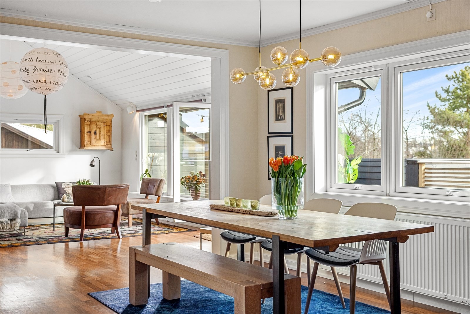 Oppholdsarealet i boligen er svært sosialt, der stue og spisestue flyter naturlig sammen, men likevel har et tydelig skille mellom sonene. Galleribilde