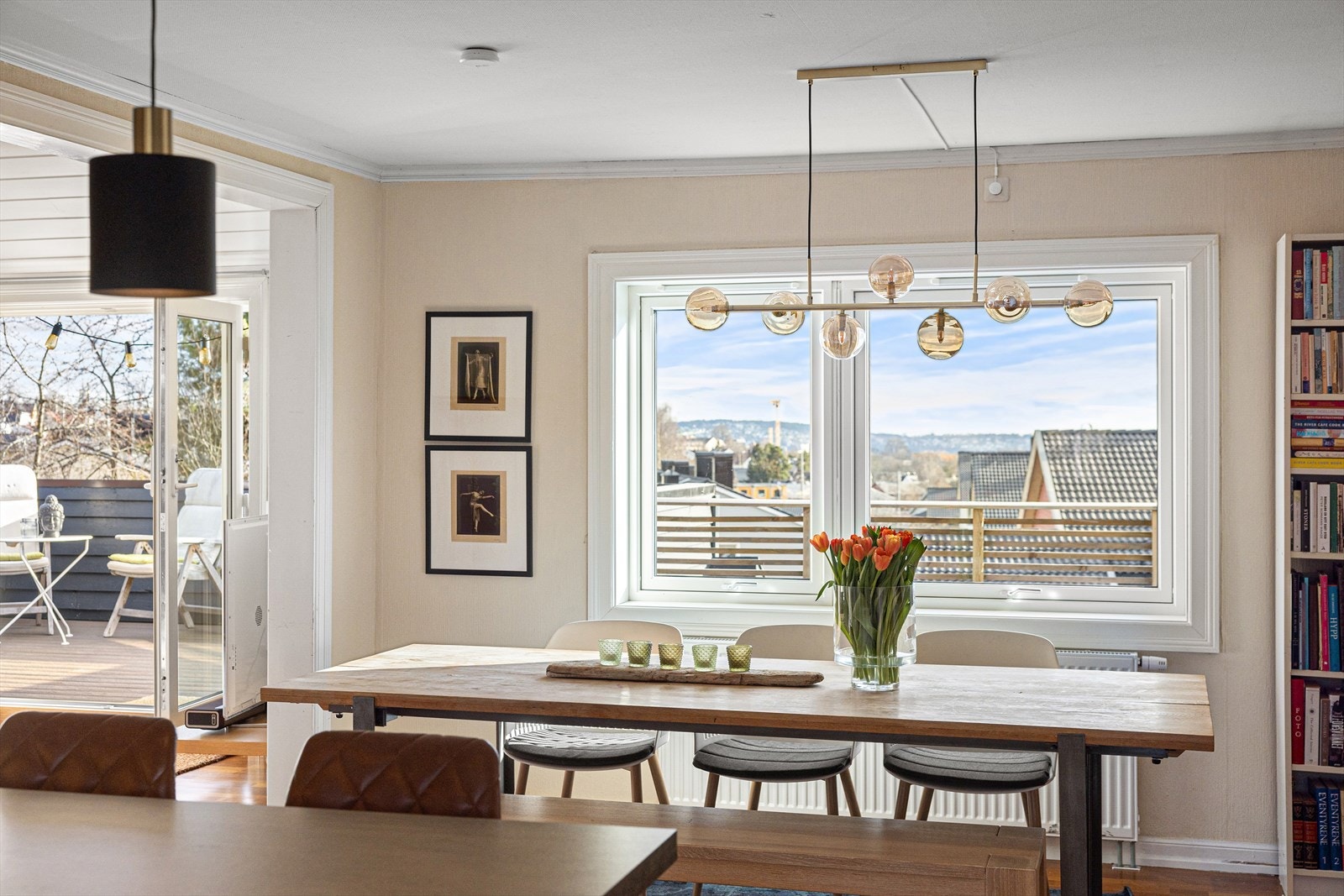 Kjøkkenet og spisestuen ligger i åpen løsning som gjør det mulig for foreldre og barn å være sammen samtidig som det lages mat og gjøres lekser. Galleribilde