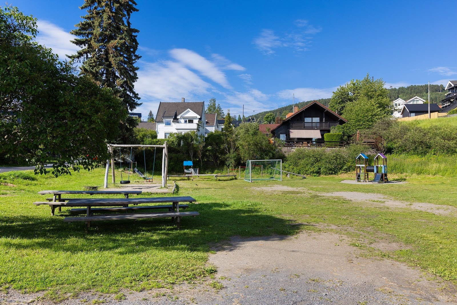 Rett utenfor boligen er det en lekeplass. Galleribilde