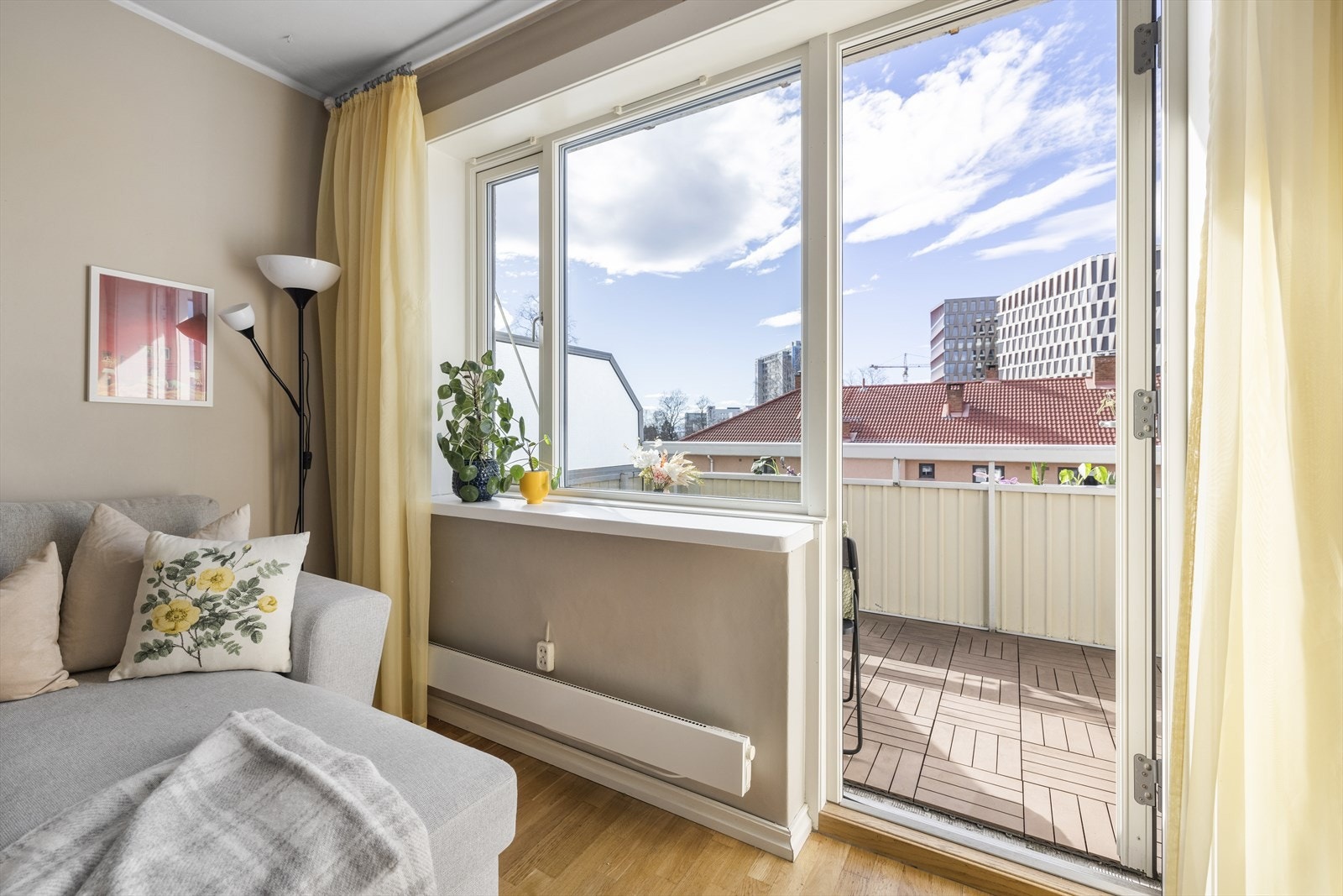 Fra stuen er det utgang til herlig vestvendt balkong Galleribilde