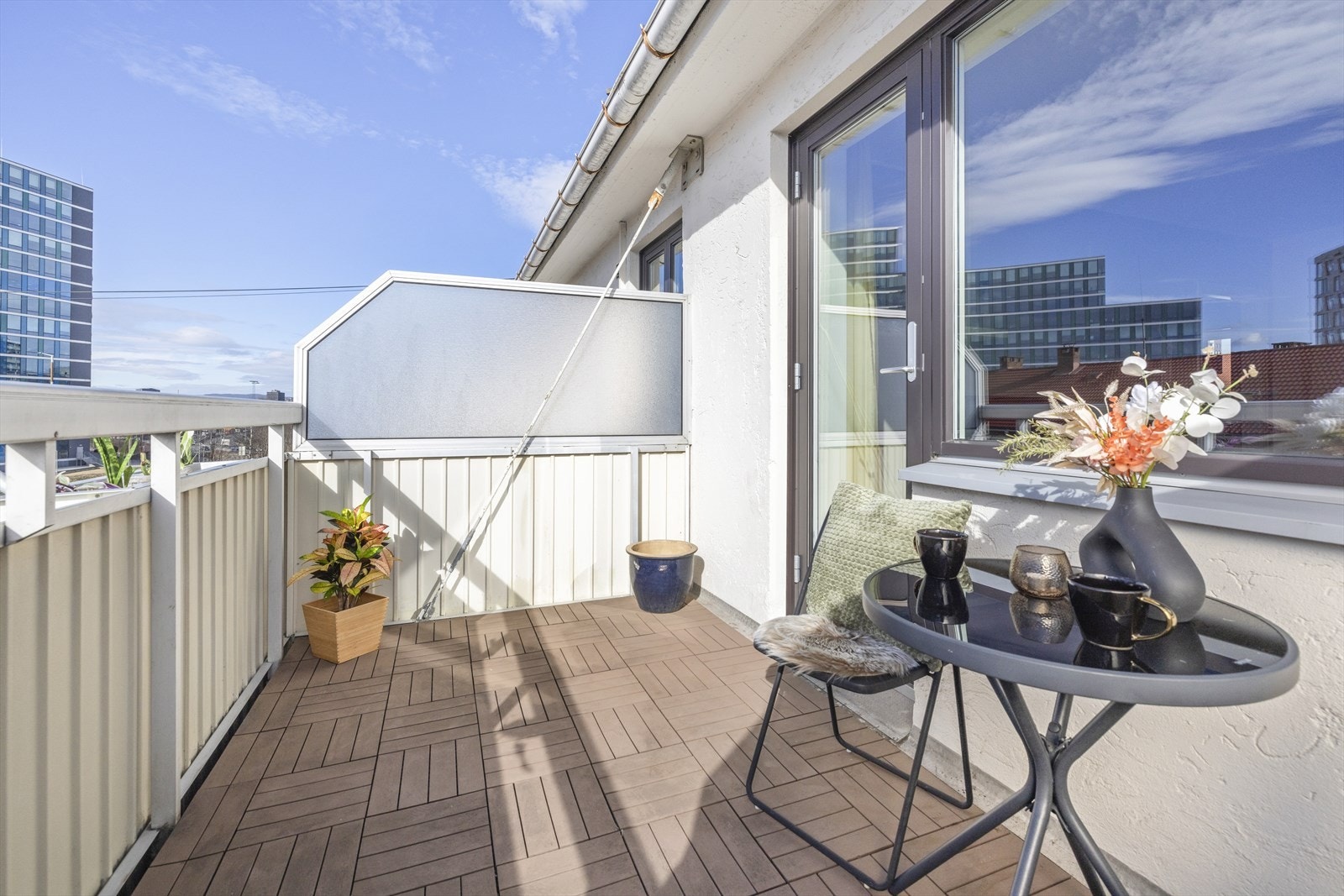 God plass til utemøbler, grill og planter. Her kan late sommerdager nytes! Galleribilde