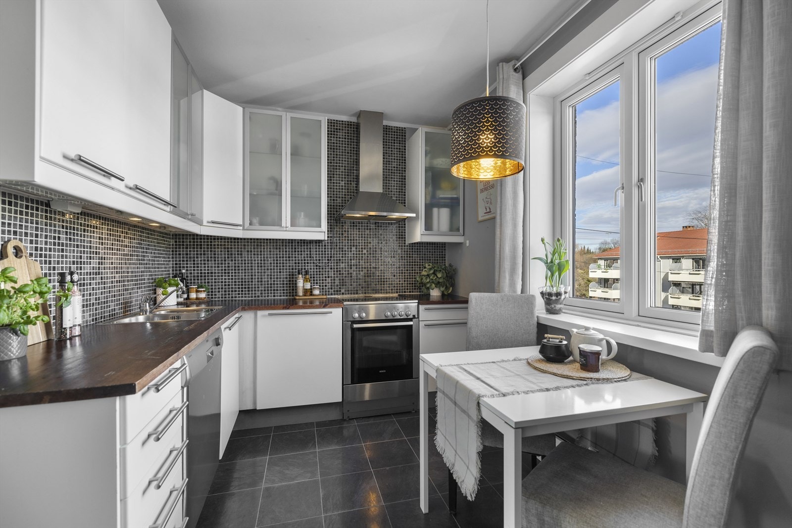 Praktisk separat kjøkken fra 2009 med store vindusflater som slipper inn rikelig med naturlig lys Galleribilde