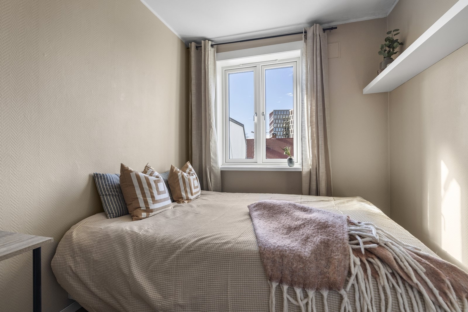 Det er god plass til dobbeltseng og annet ønsket møblement. Galleribilde