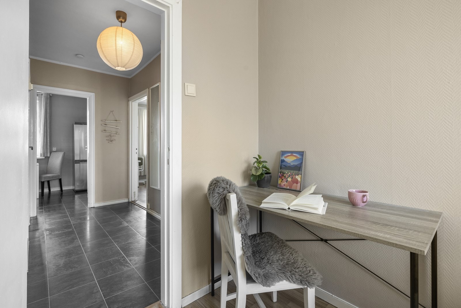 Plass til praktisk skrivebord som kan brukes til hjemmekontor/skole Galleribilde