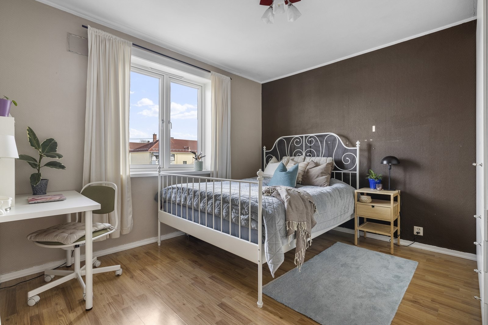 Romslig soverom med god plass til dobbeltseng, tilhørende nattbord, skrivebord og oppbevaring. Galleribilde