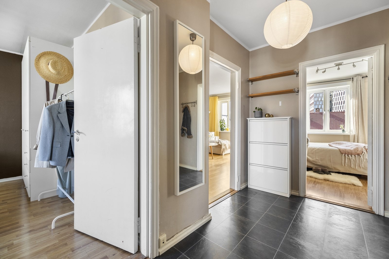 Romslig og praktisk entrè med flislagt gulv og innebygd skap. Galleribilde