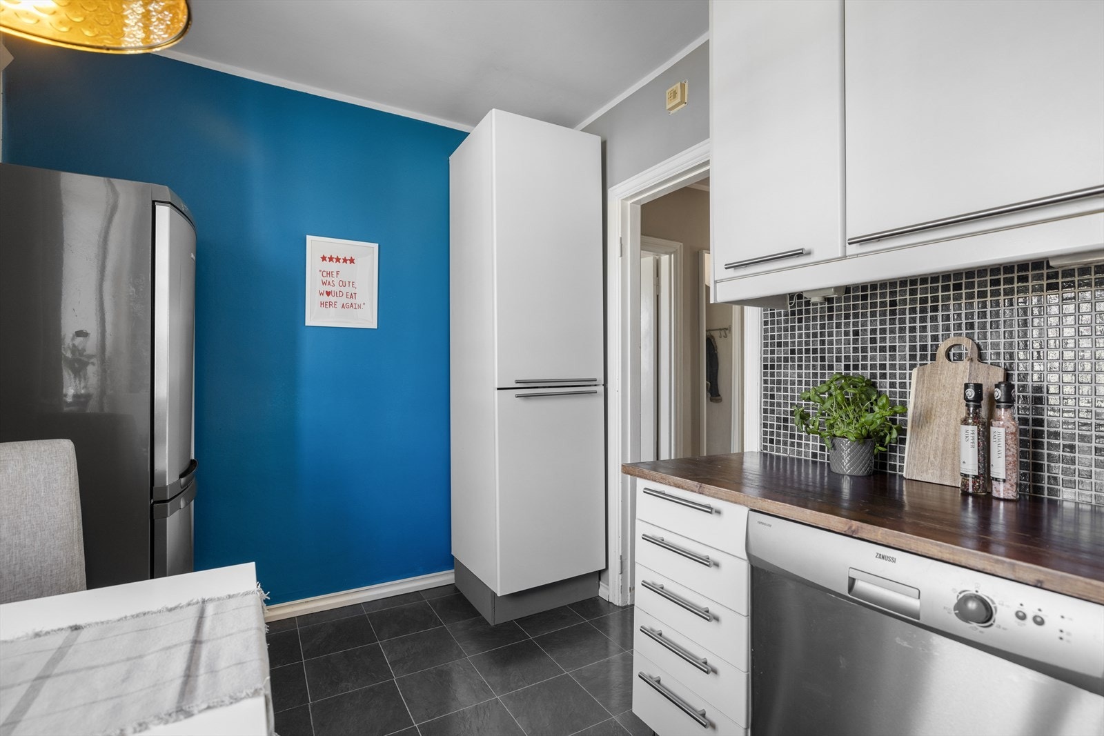 Innredning inkluderer oppvaskkum i rustfritt stål med blandebatteri, halvintegrert oppvaskmaskin, keramisk komfyr og en veggmontert ventilator i rustfritt stål med kullfilter. Det er plassert en 120 liters varmtvannsbereder hjørnet under benkeplaten. Galleribilde