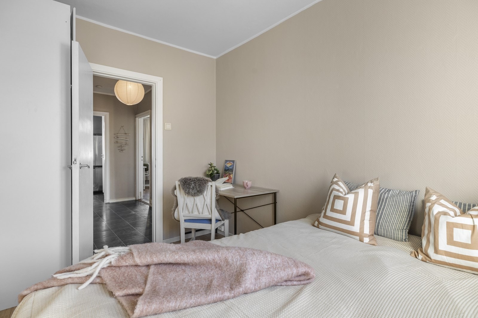 Garderobeskap bak døren Galleribilde