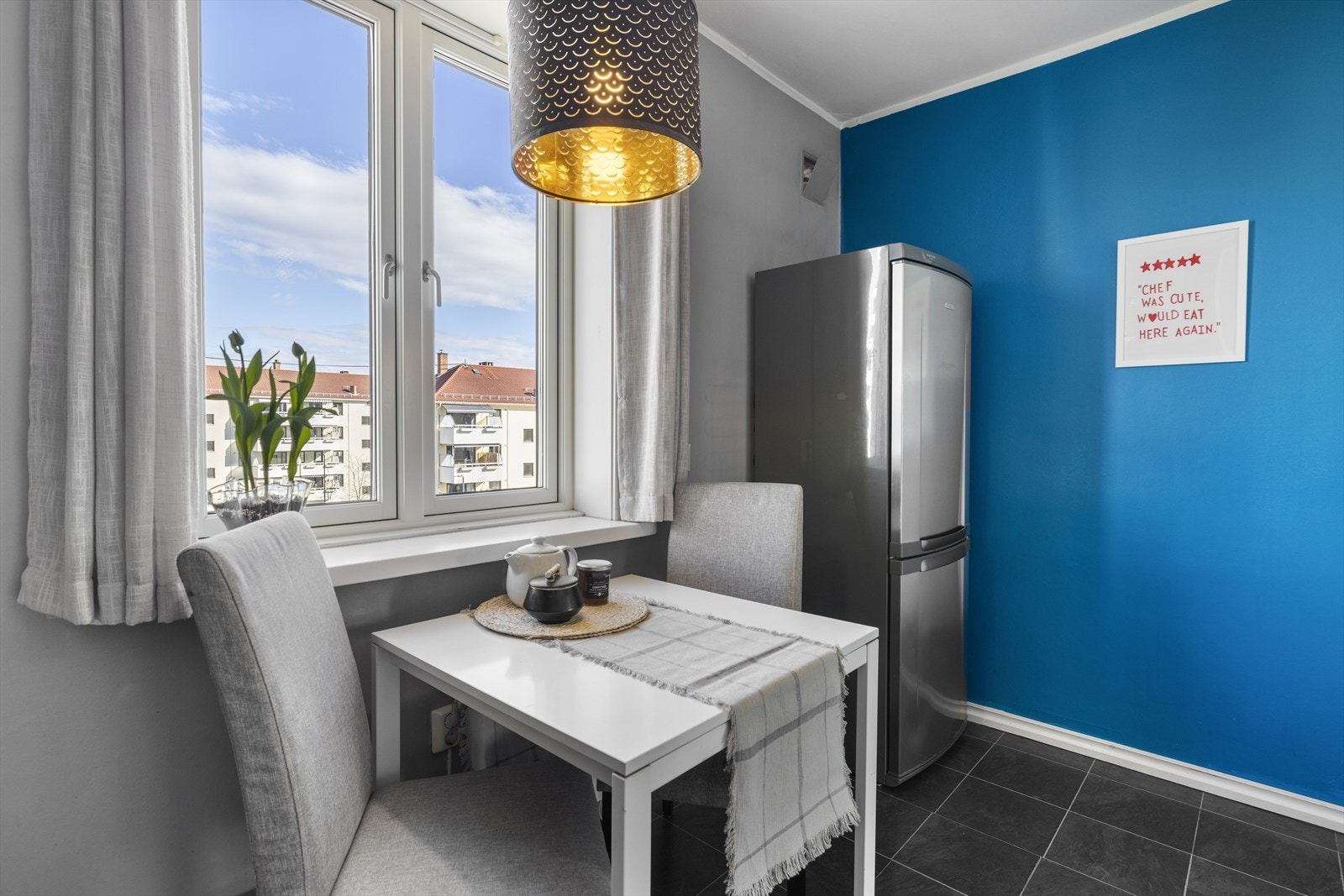 God plass til en hyggelig spisegruppe på kjøkkenet. Galleribilde