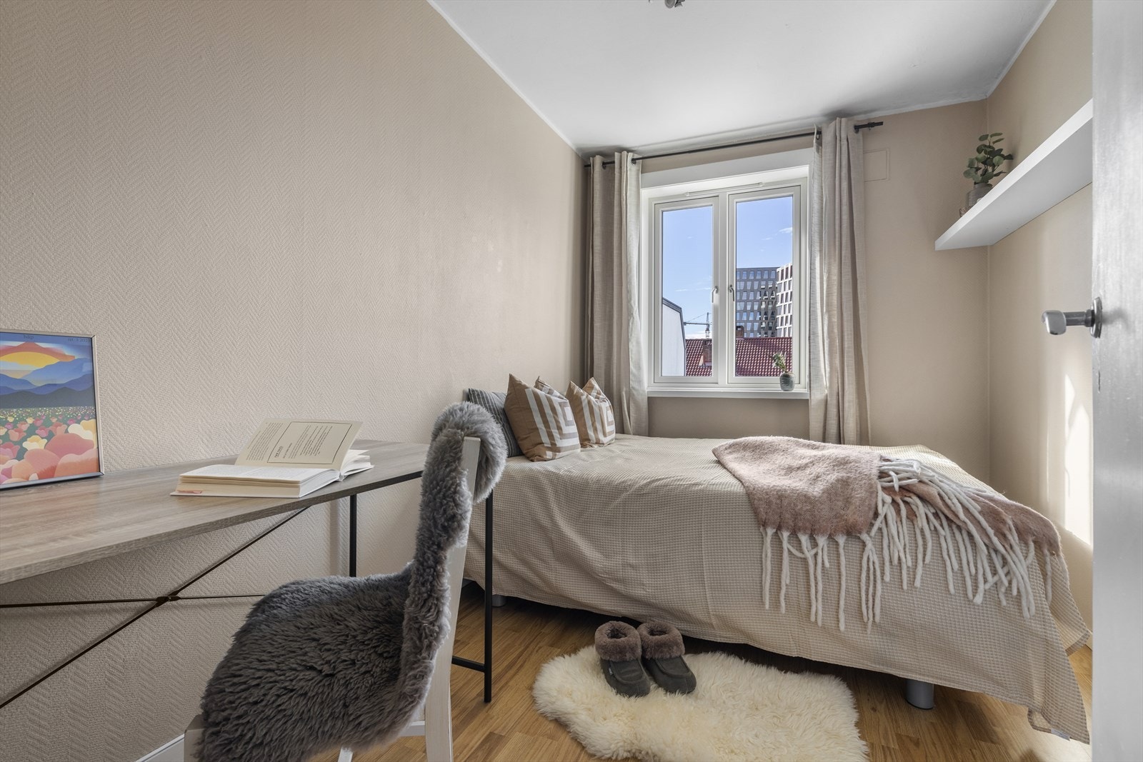 Soverom II er også av godt størrelse og passer ypperlig som gjesterom, barnerom eller kontor. Galleribilde