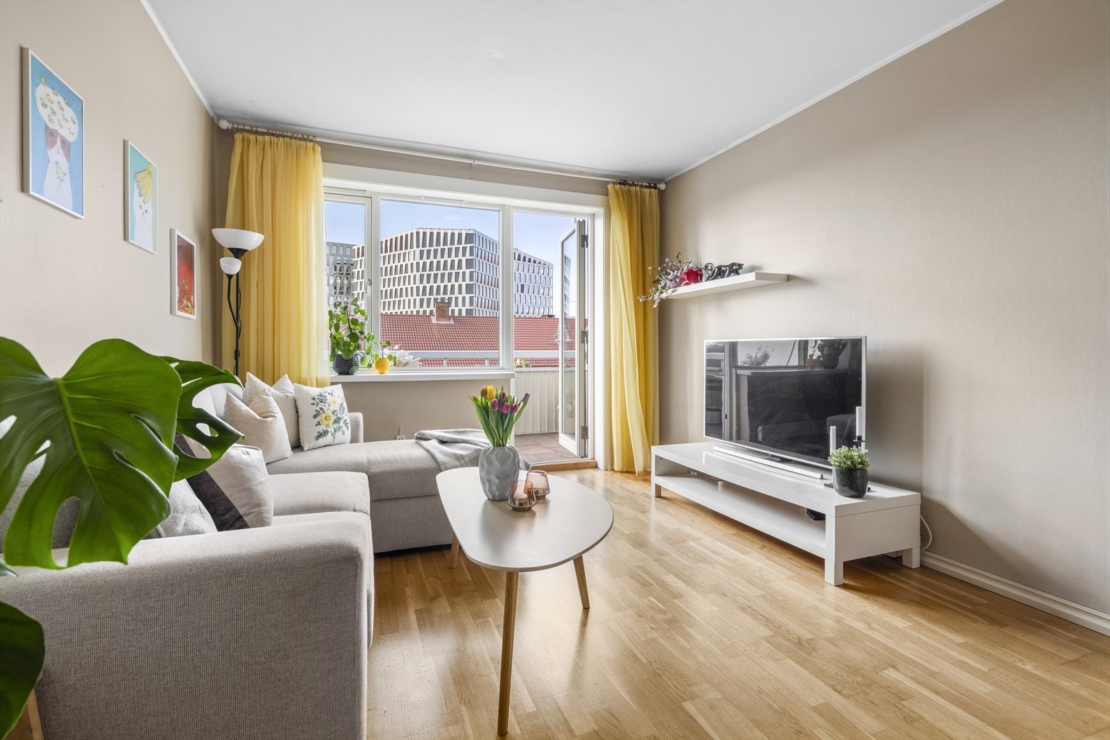 De store vindusflatene, kombinert med lyse veggflater gir et lyst og luftig inntrykk og god romfølelse. Galleribilde