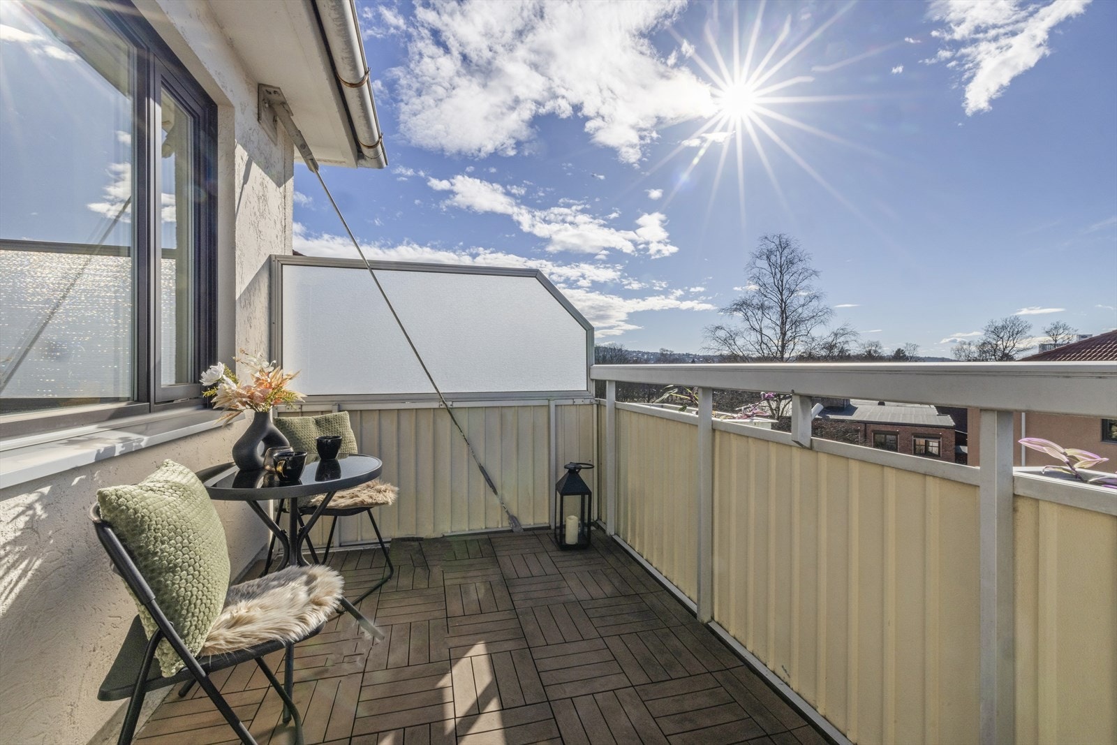 En lys og romslig 3-roms leilighet med god planløsning og en attraktiv beliggenhet på Teisen med kort vei til alt byen har å by på! Galleribilde