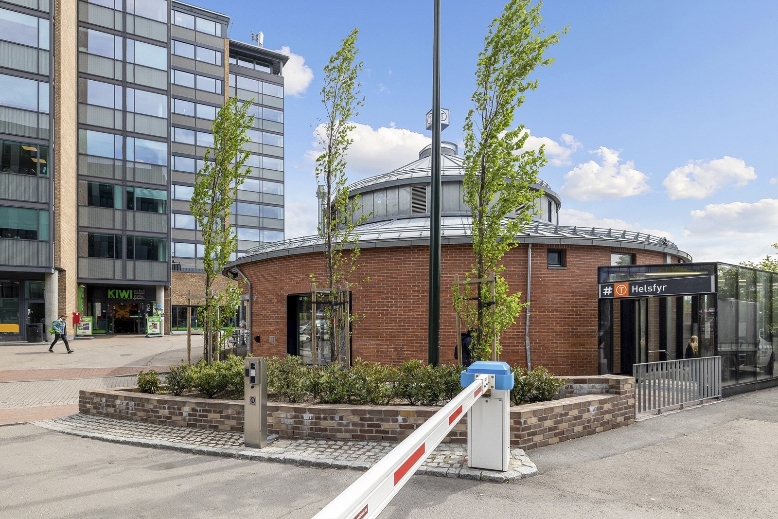 Området er godt forbundet med offentlig transport, og fra boligen har du kort vei til Helsfyr T-banestasjon, som gir rask og enkel tilgang til Oslo sentrum via T-banelinje 1. Galleribilde