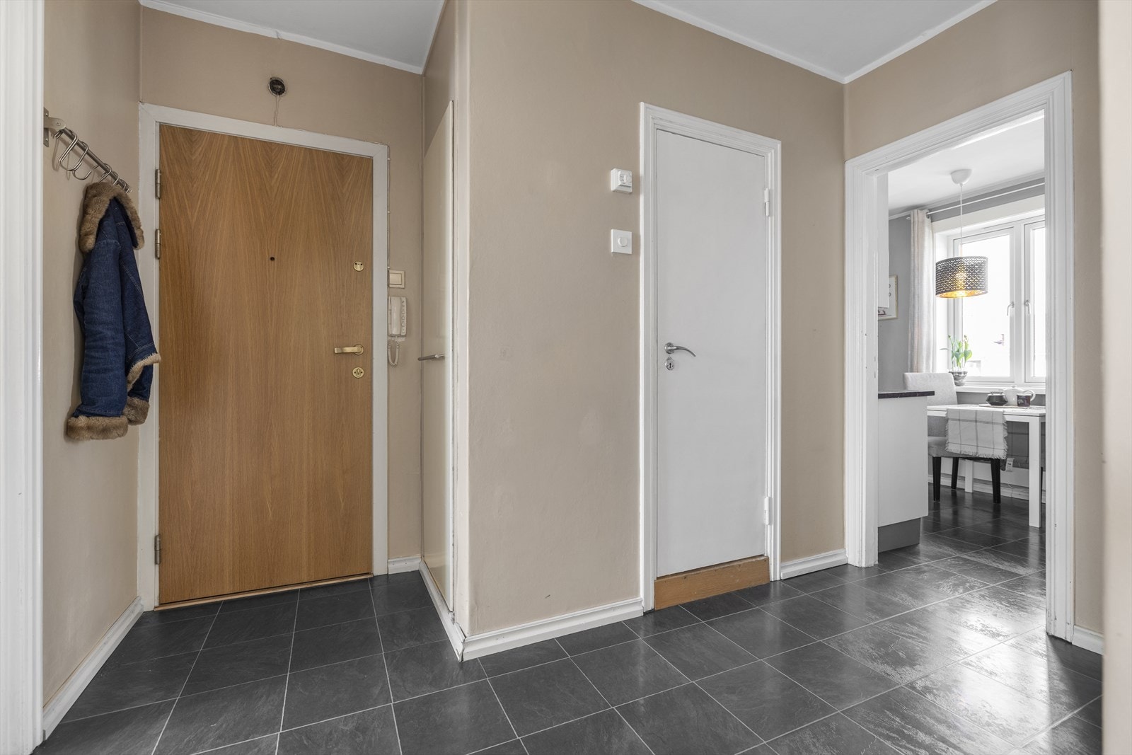 Det er god plass til å innrede med ønsket møblement til oppbevaring av sko og klær. Ved inngangsdør er det montert dørcalling. Galleribilde