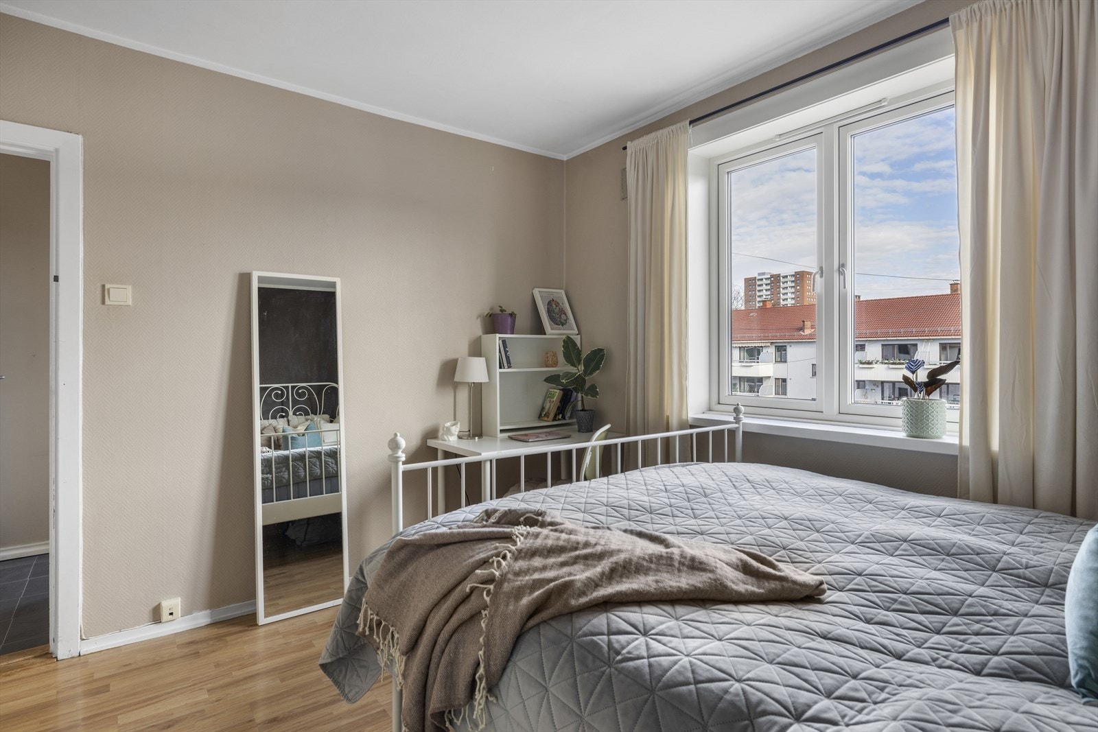 Store vindusflater sørger for gode lysforhold og gjør det enkelt å lufte ut. Galleribilde