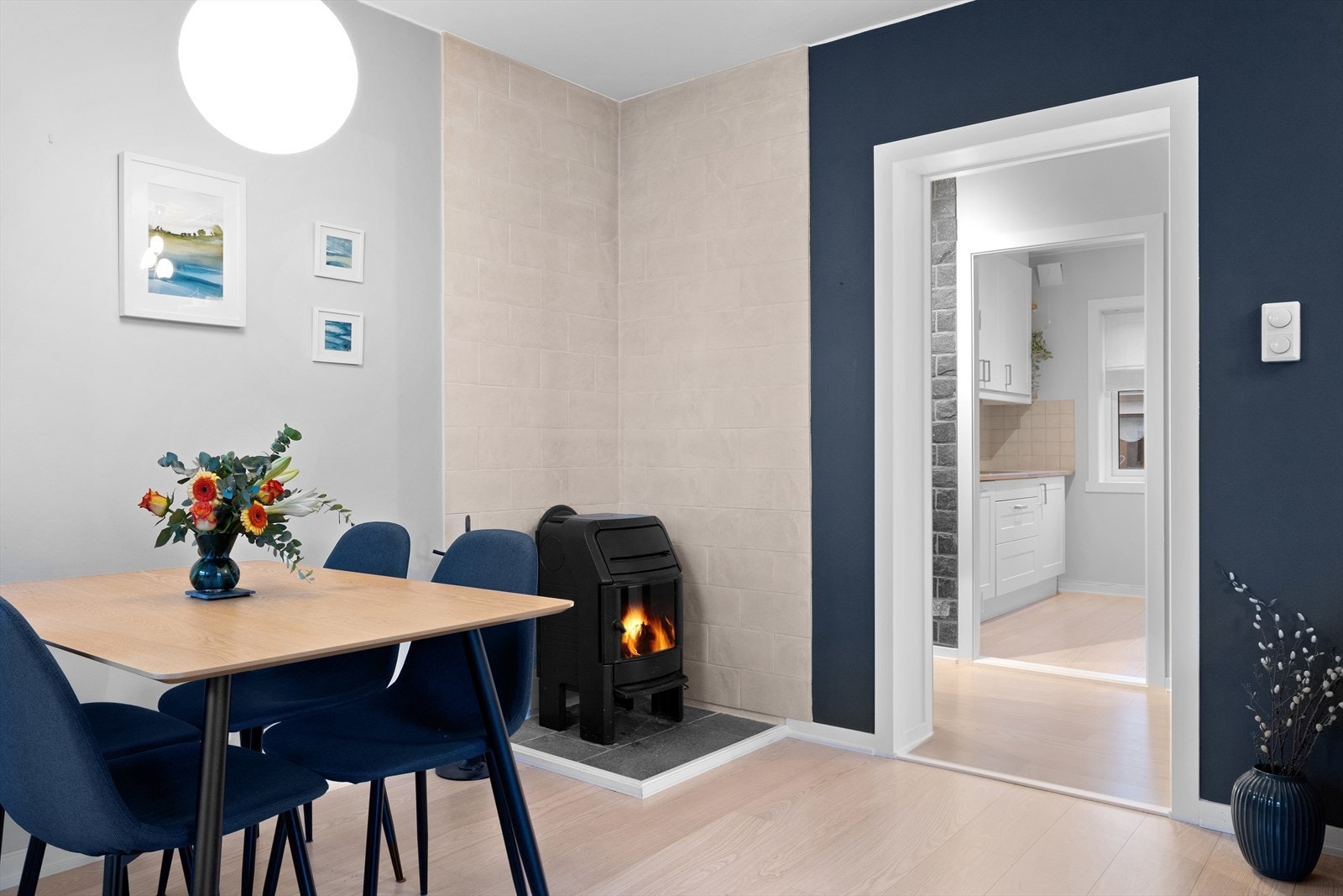 Det er god plass til spisebord. Vedovn bidrar til god varme i leiligheten på kalde vinterdager Galleribilde