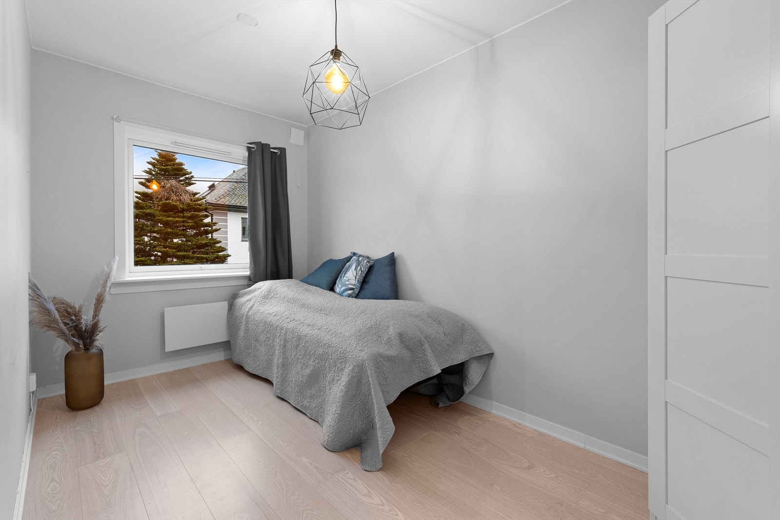 God størrelse på soverom to med plass til seng og annen ønsket møblering Galleribilde