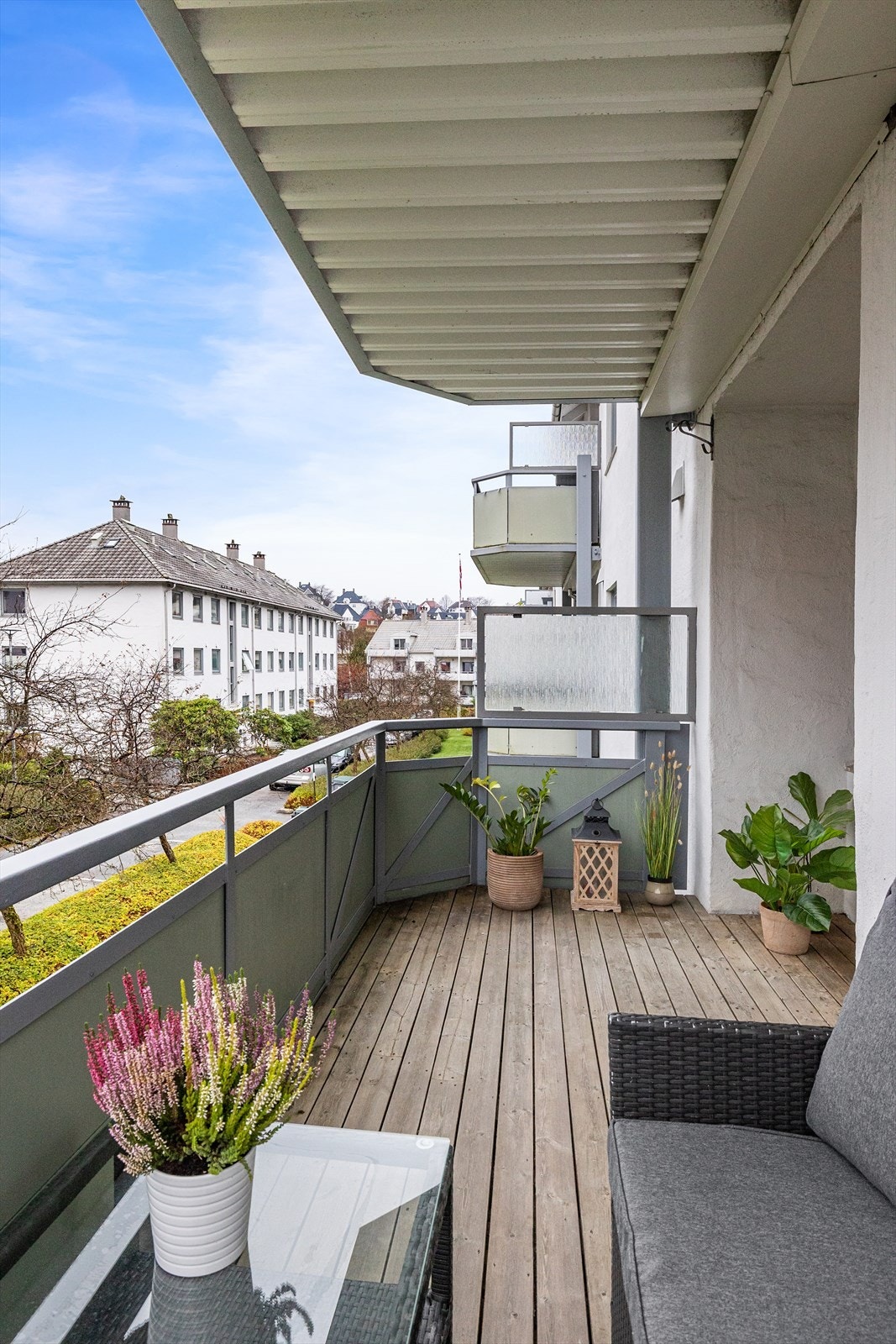 Altan har gode solforhold og utsikt over nærområdet Galleribilde