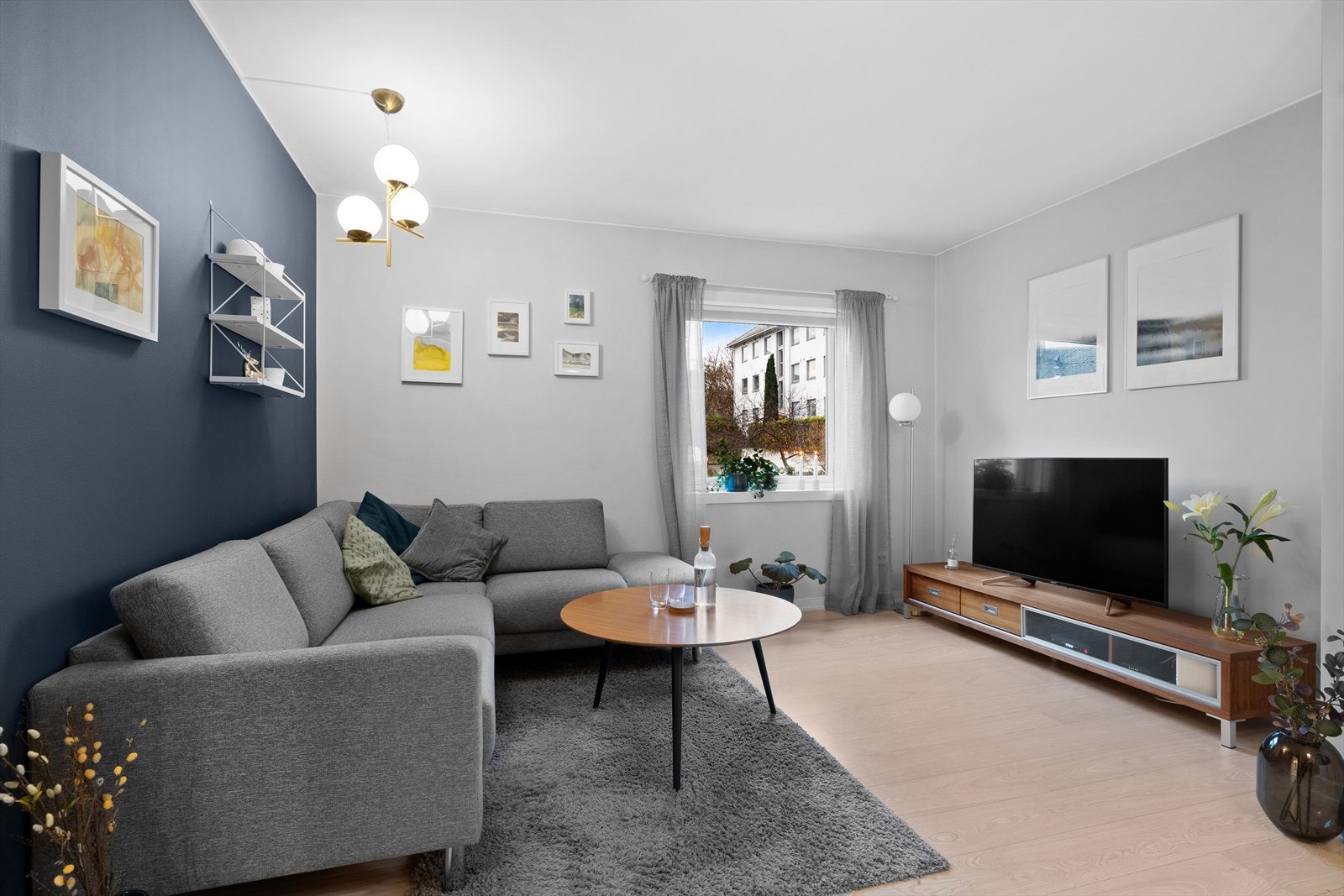 Stuen er lys og luftig med god plass til sofagruppe Galleribilde