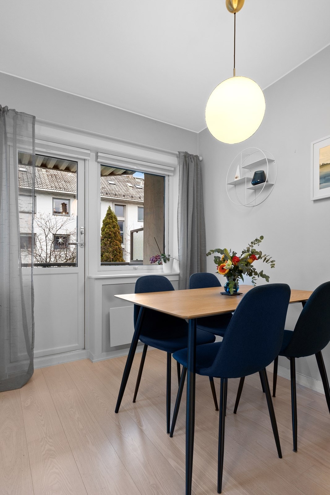 Store vindusflater tilfører fint lysinnslipp i rommet Galleribilde