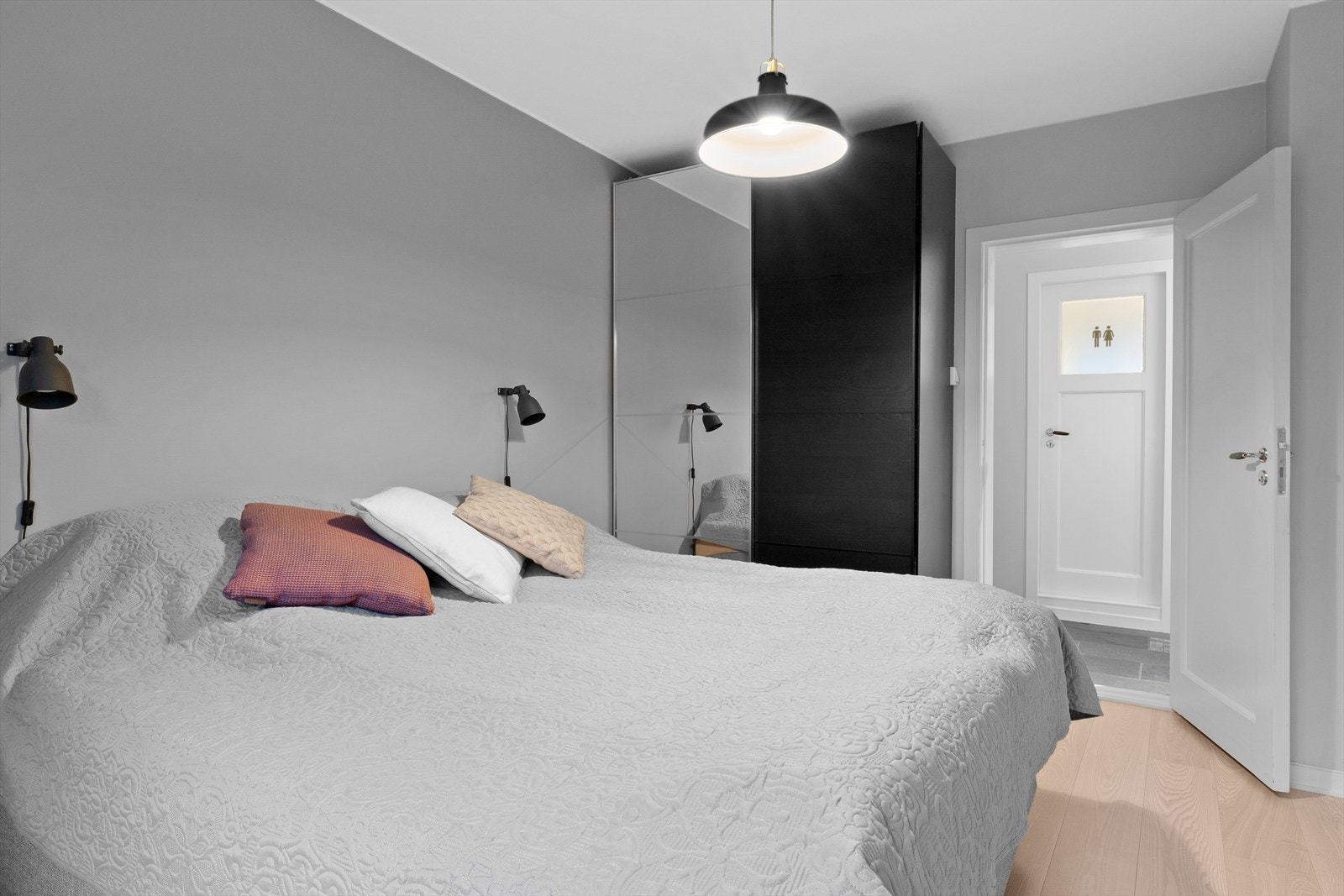 Hovedsoverom er romslig med god plass til dobbeltseng og skyvedørsgarderobe Galleribilde