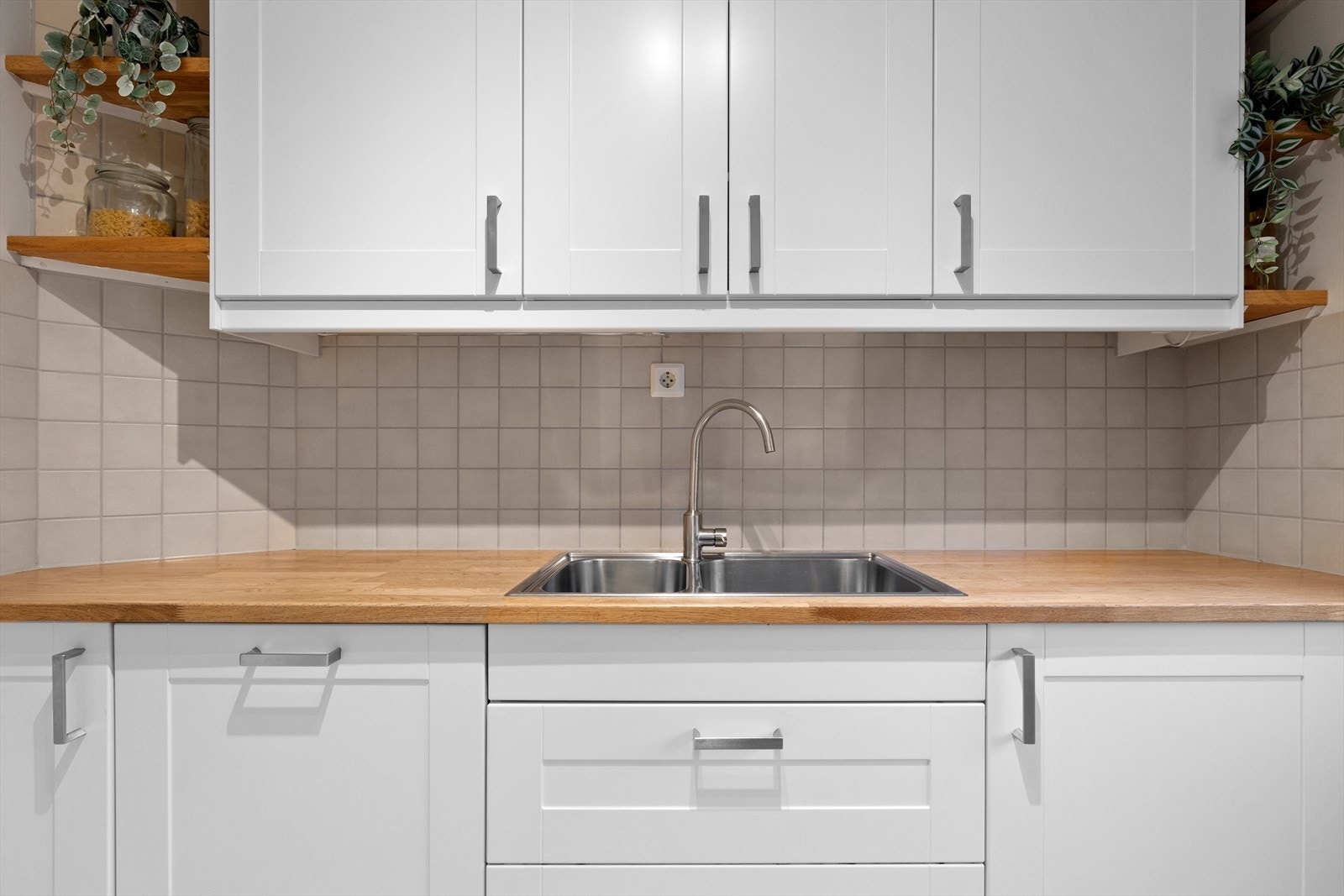 God skap- og benkeplass med god oppbevaring Galleribilde