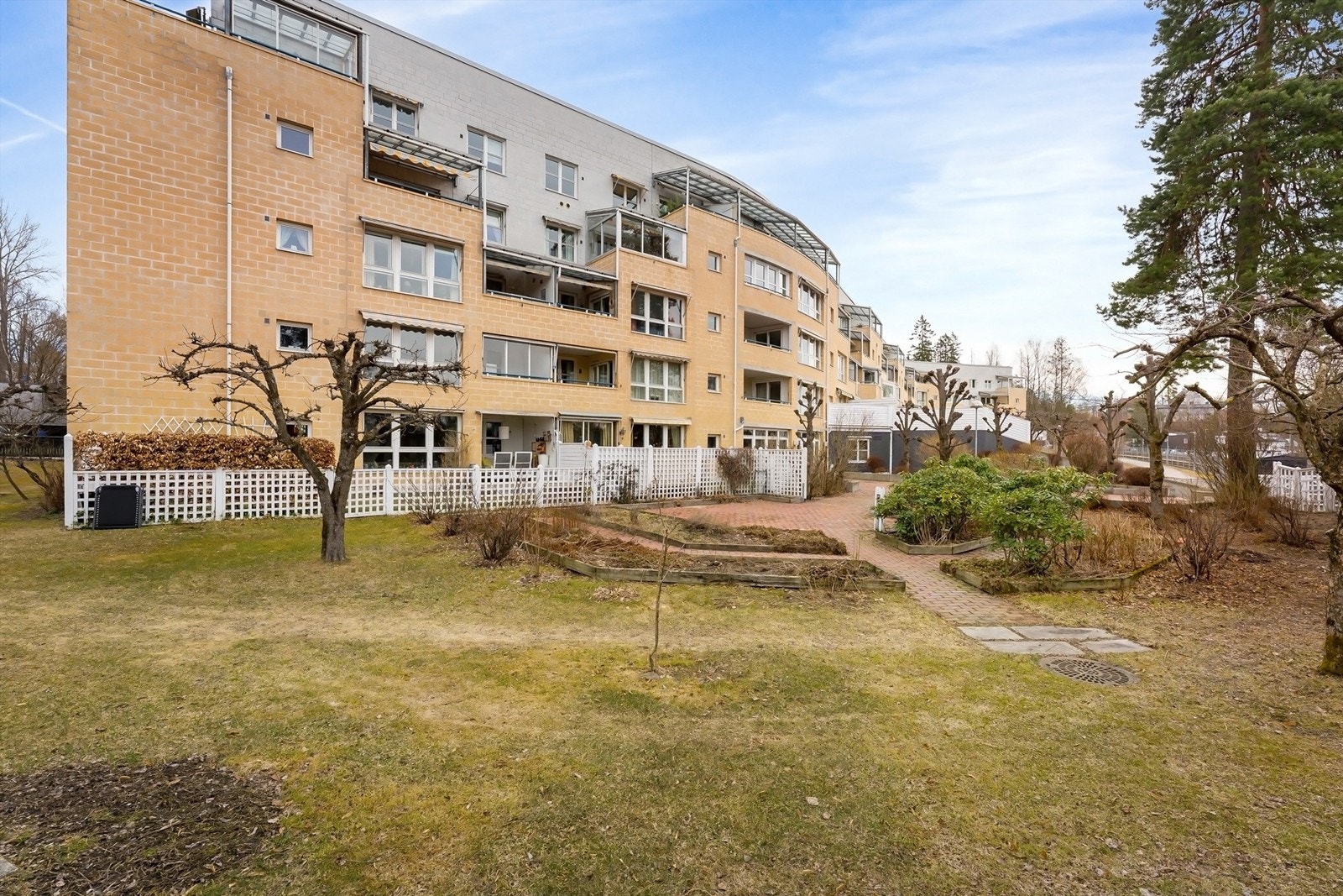 Idyllisk bakgård med flere sittegrupper Galleribilde