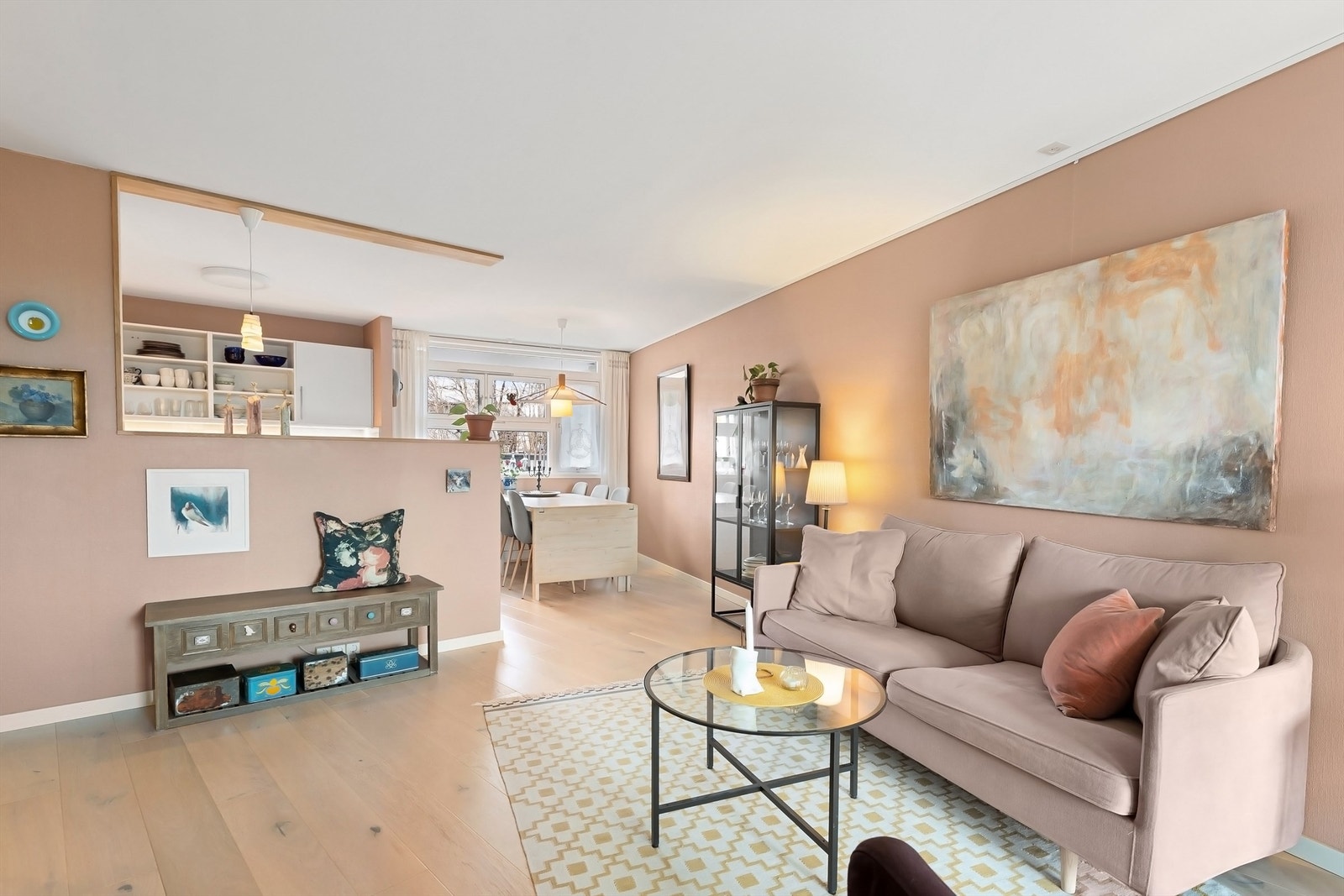 I delvis åpning mot stuen finner du et delikat og stilrent kjøkken Galleribilde