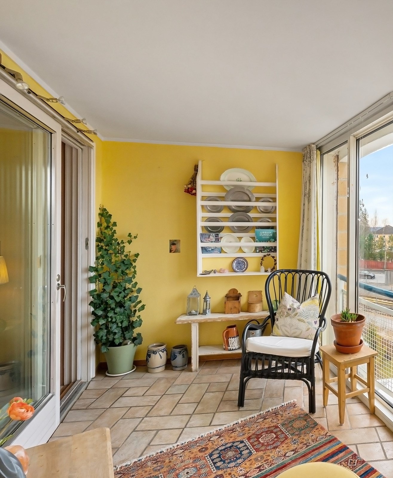 Den innglassede balkongen er på 10 kvm og har gulvvarme Galleribilde