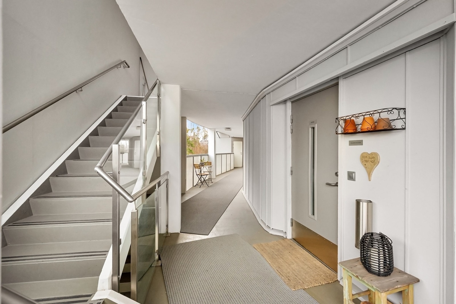 Til høyre for inngangsdøren er det en praktisk bod Galleribilde