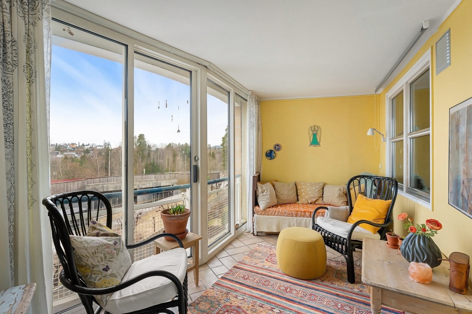 Fra stuen er det adkomst til en herlig innglasset balkong Galleribilde