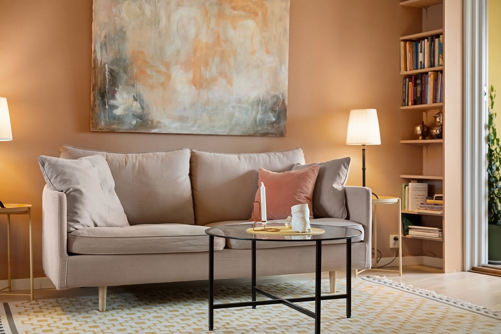 I stuen er det plass for sofagruppe, TV-seksjon, lesehjørne og annet passende møblement Galleribilde