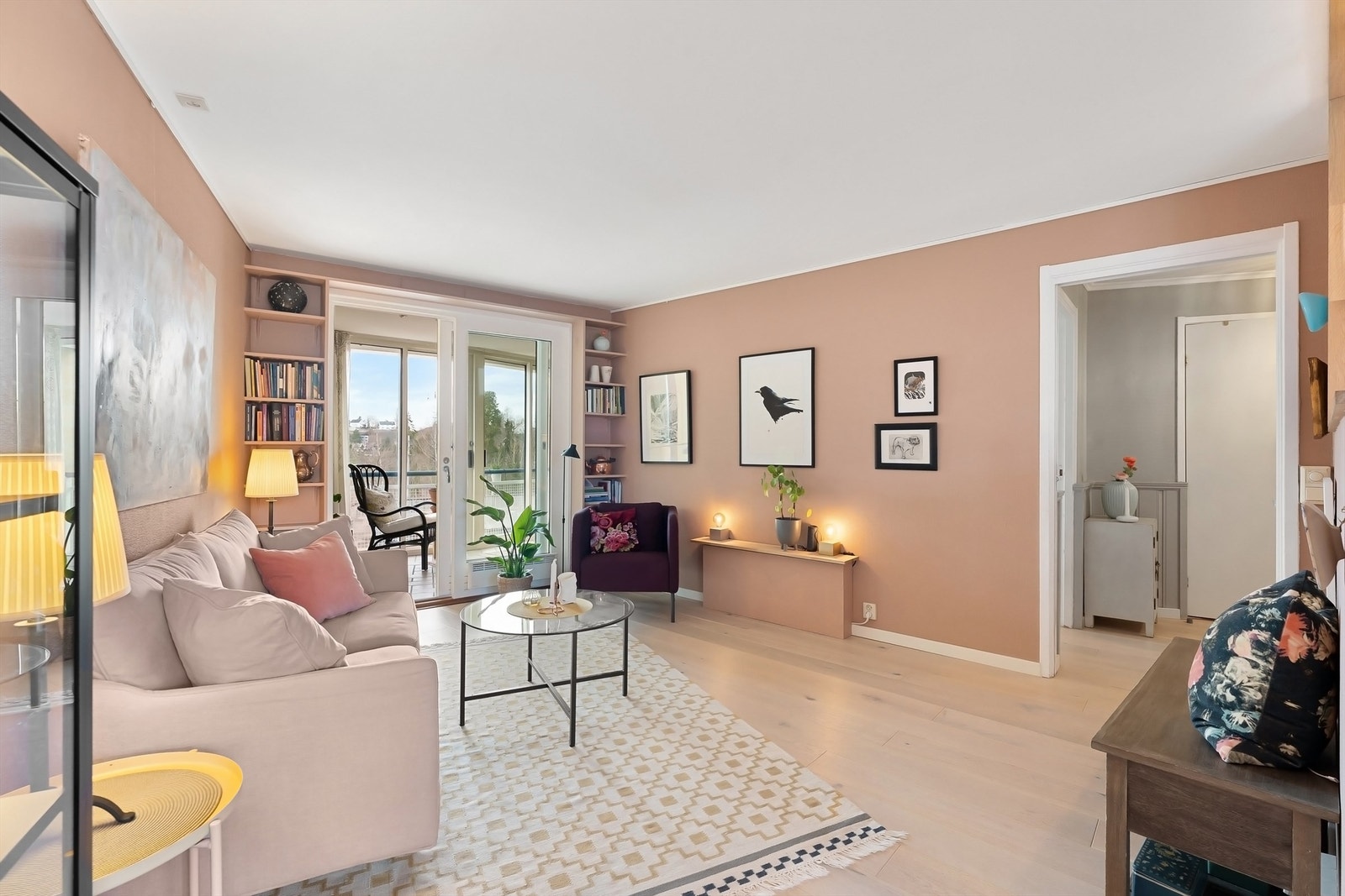 Lys og hyggelig stue med mye naturlig lys og god romfølelse Galleribilde